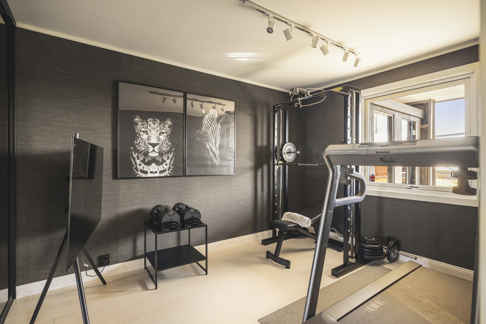 Soverom 3 er ikledd lekre tapet fra Casamance, men er i dag innredet som et treningsrom/hobbyrom. Galleribilde