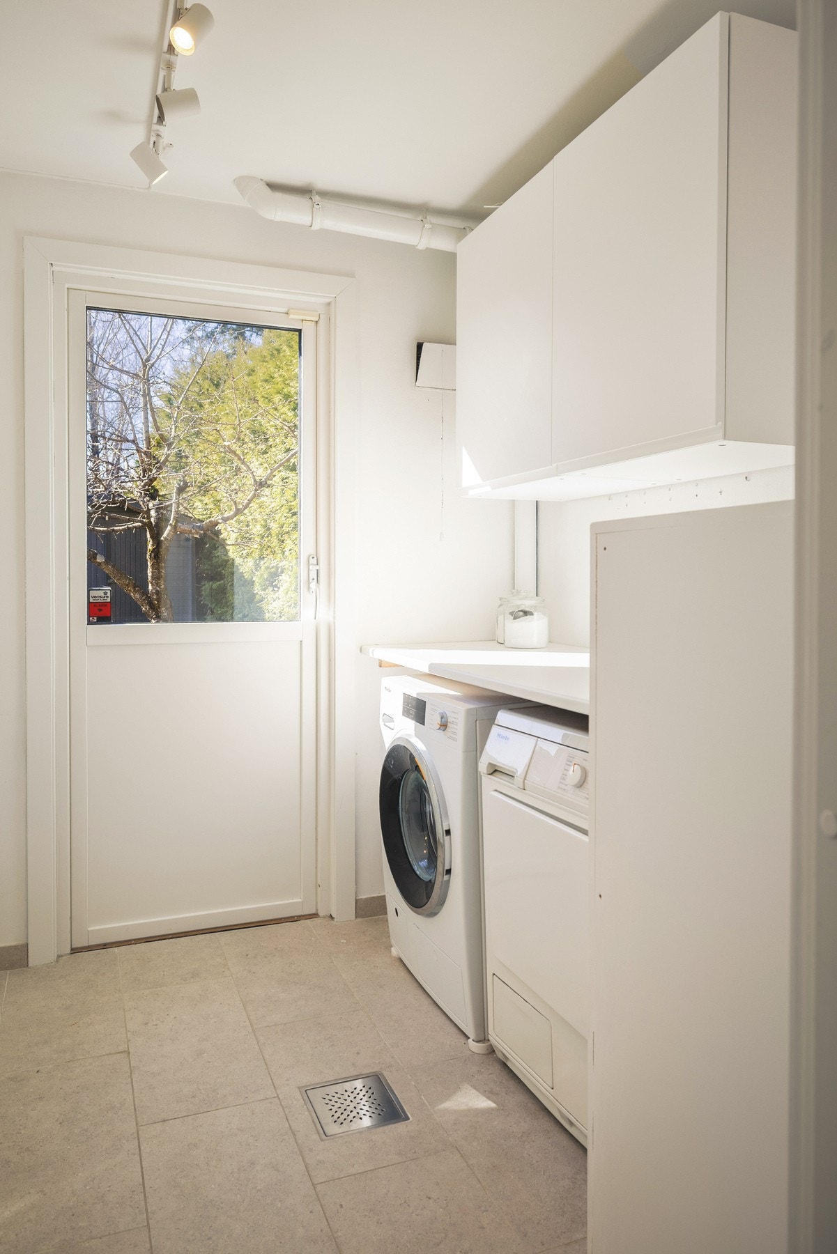 Praktisk vaskerom med sluk og utgang til vestvendt terrasse. Galleribilde