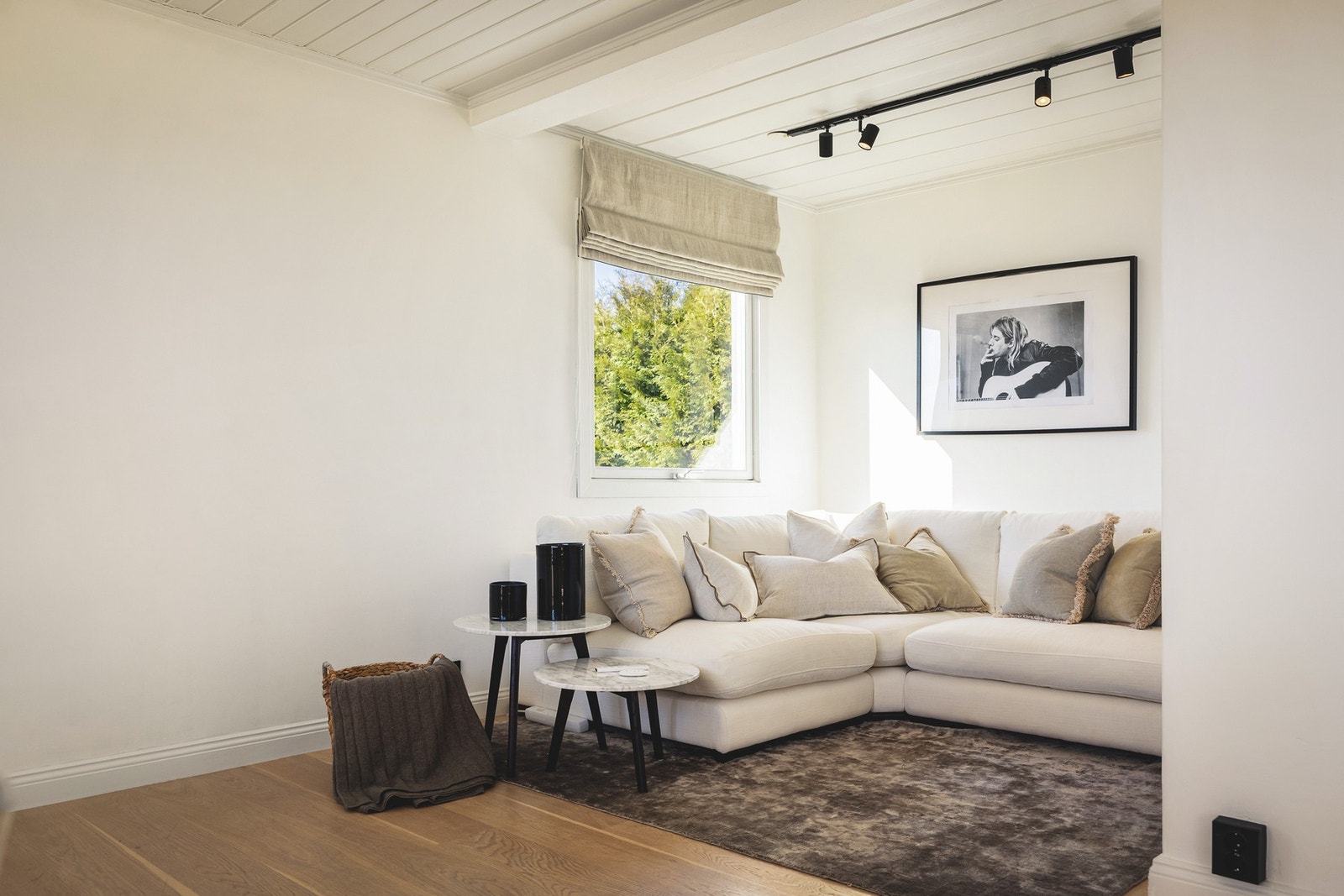 God plass til både sofagruppe og spisebord i TV-hjørnet av stuen. Galleribilde