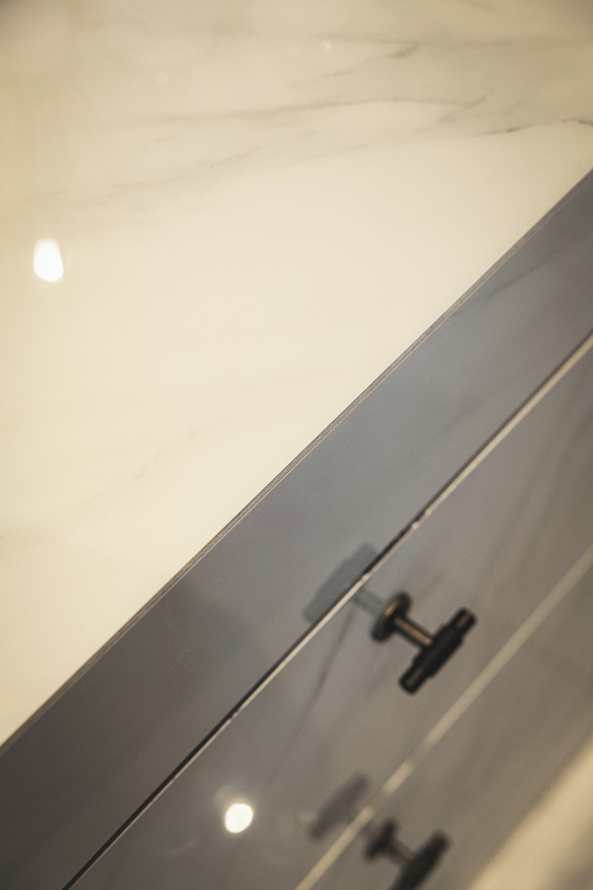 Stilrent baderomsmøbel har rikelig med lagring og ovenpåliggende porselensservant. Galleribilde