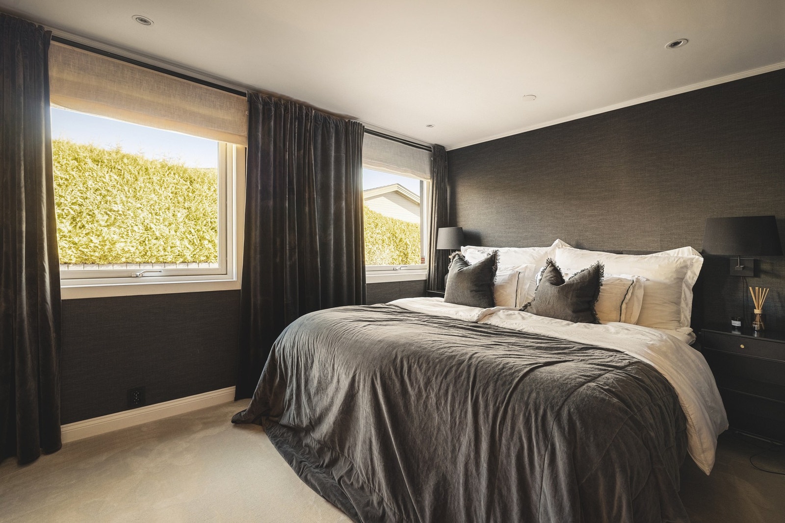 Rommet er ikledd lekre tapet fra Casamance og har teppegulv fra Teppeabo. Galleribilde