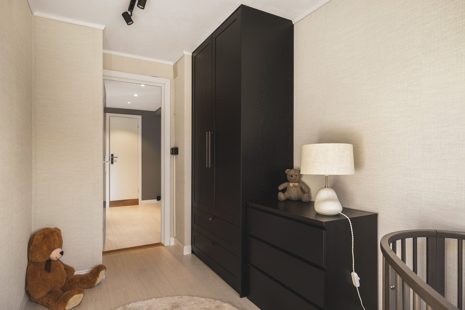 Soverom byr på skap for lagring av klær. Galleribilde