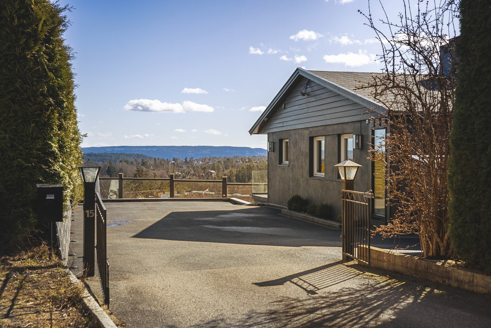 Innbydende innkjøring med god plass til 7 biler, kombinert med port som gir en privat og representativ ankomst til boligen. Galleribilde