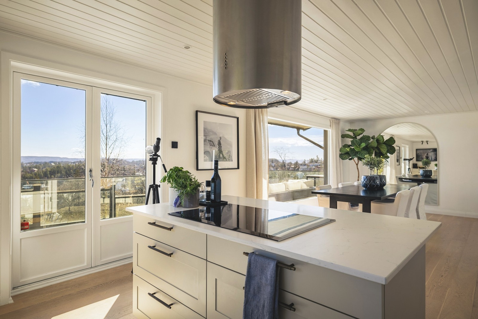 Benkeplaten er i kompositt og kjøkkenet er utstyrt med vask og armatur, samt stikkontakter over benkeplate. Galleribilde