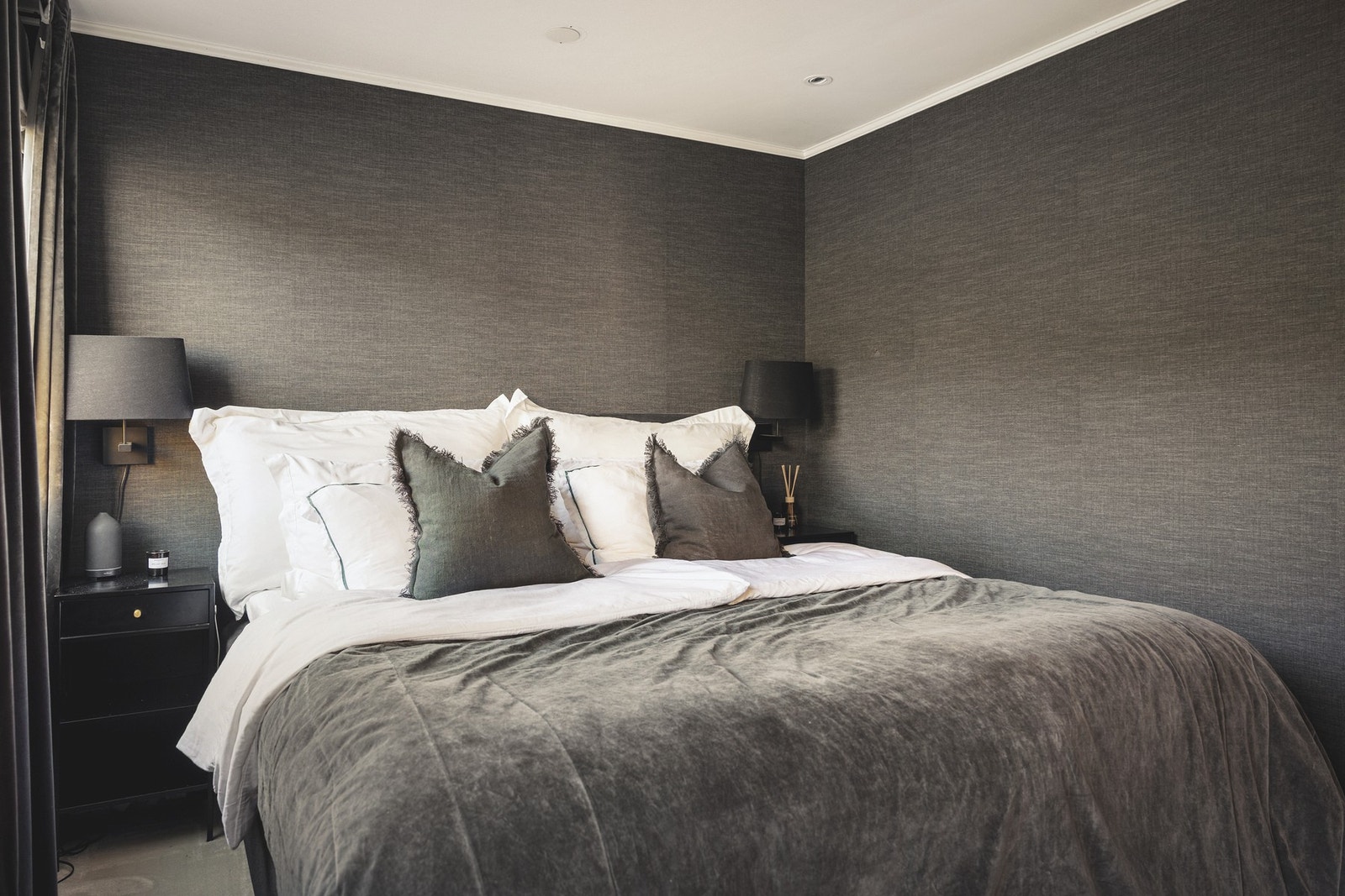 Romslig soverom med god plass til dobbeltseng Galleribilde