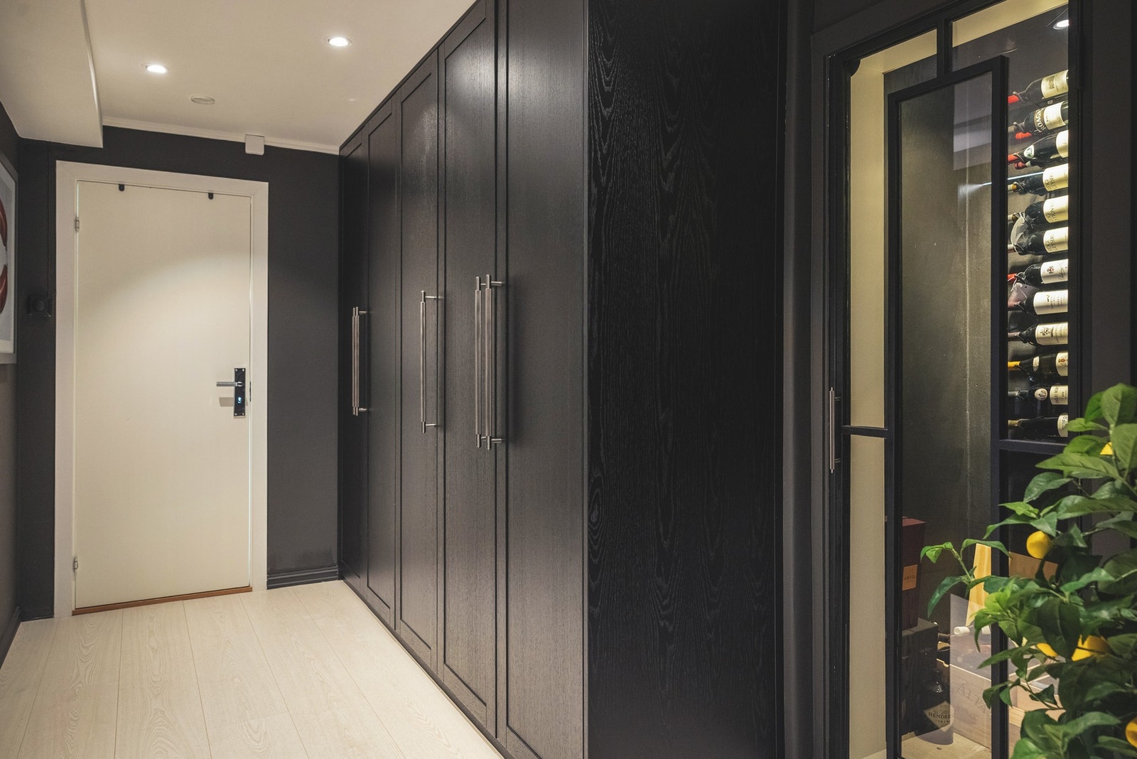 Adkomst til vaskerom via garderoberom. Galleribilde