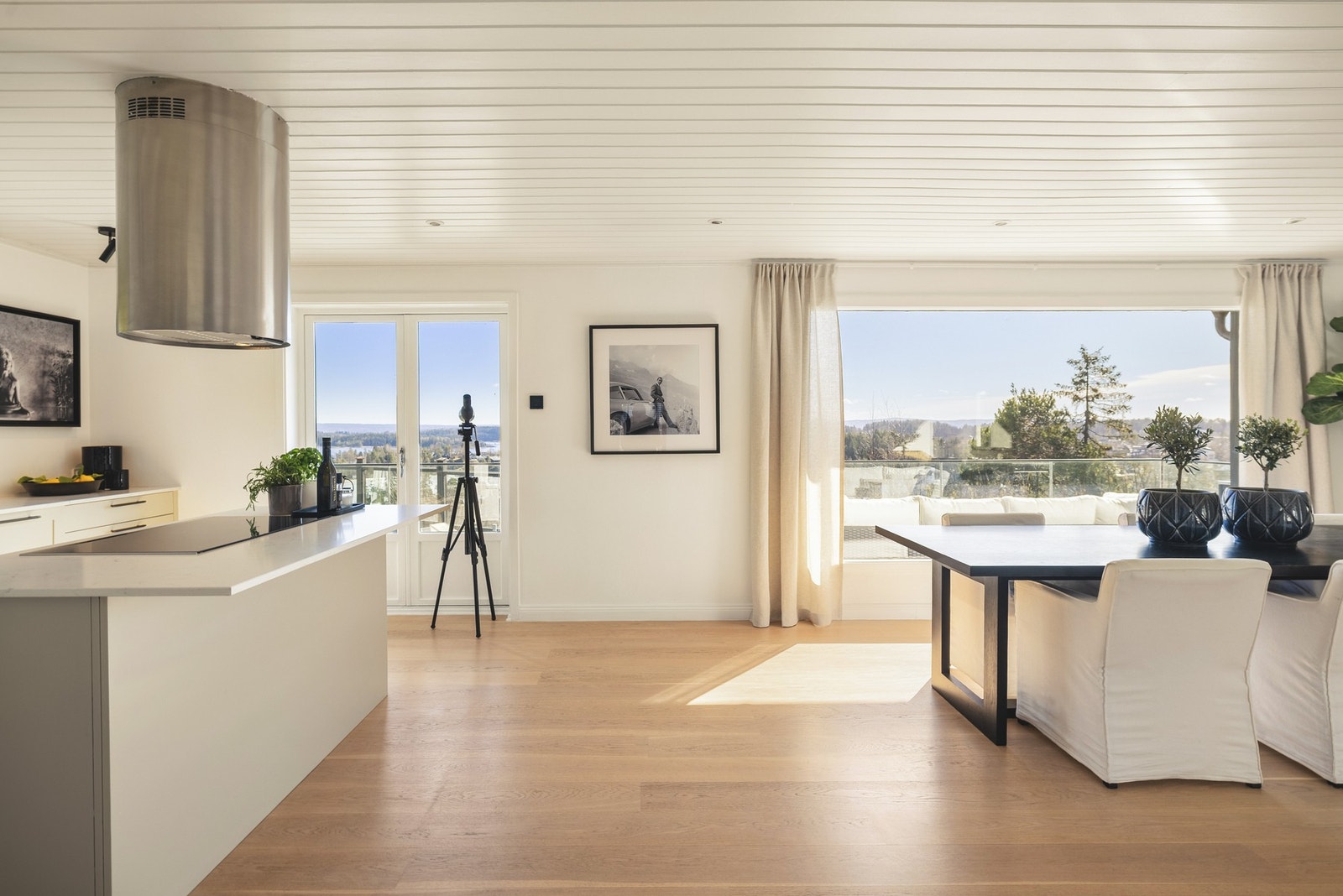 Den romslige stuen er et naturlig samlingspunkt i boligen. Galleribilde