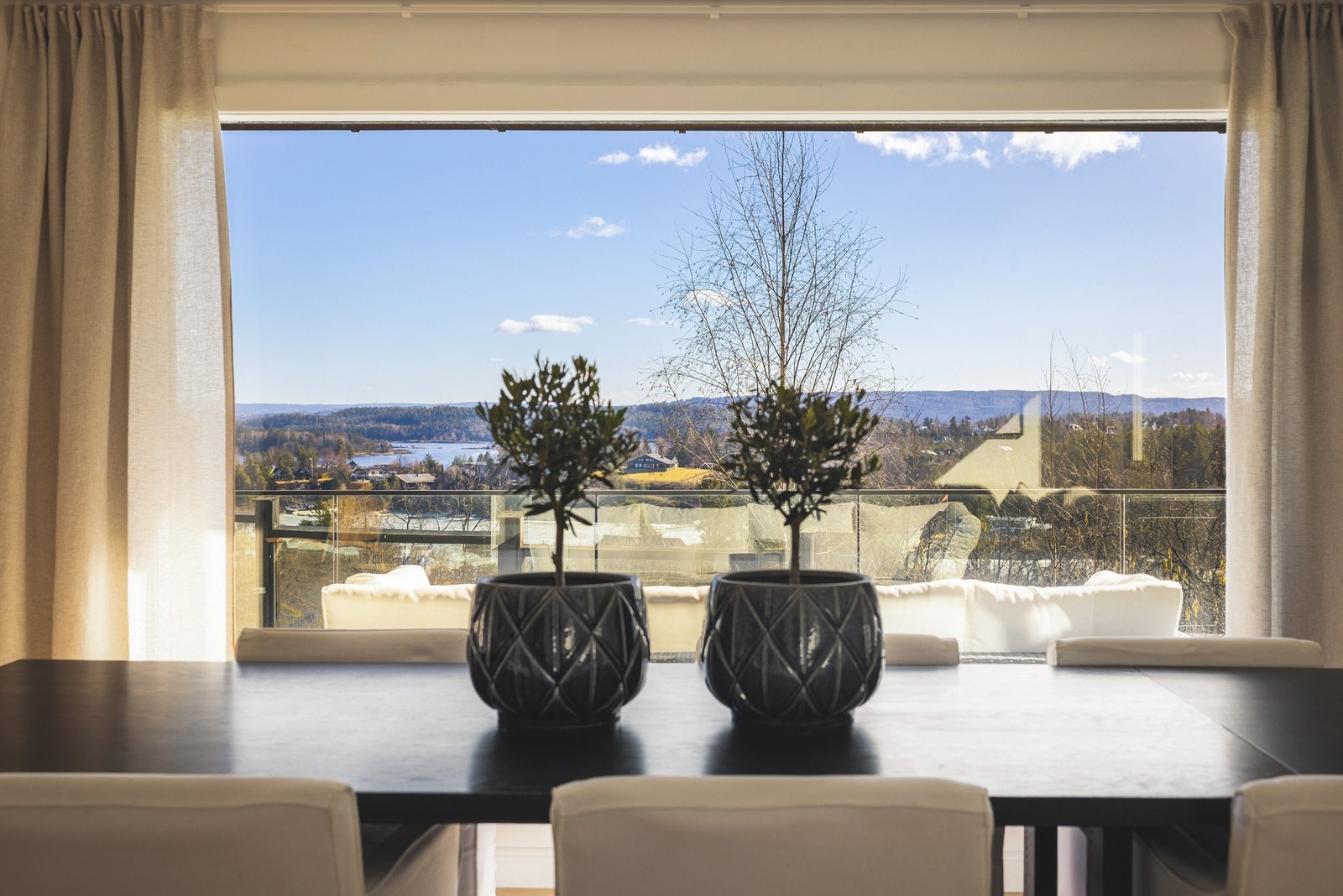Panoramautsikt fra både bolig og gjennom store vinduer i stuen. Galleribilde