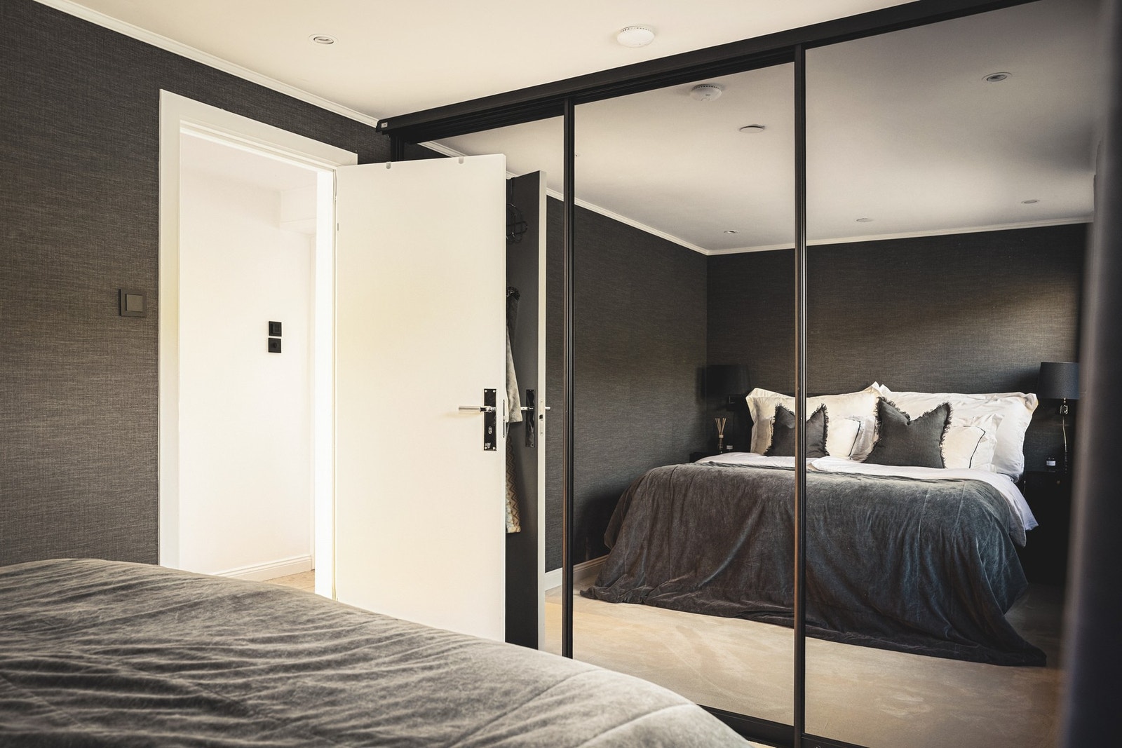 Rikelig med lagring i skap på soverom. Lekre dørvridere fra R. Bergersen. Galleribilde