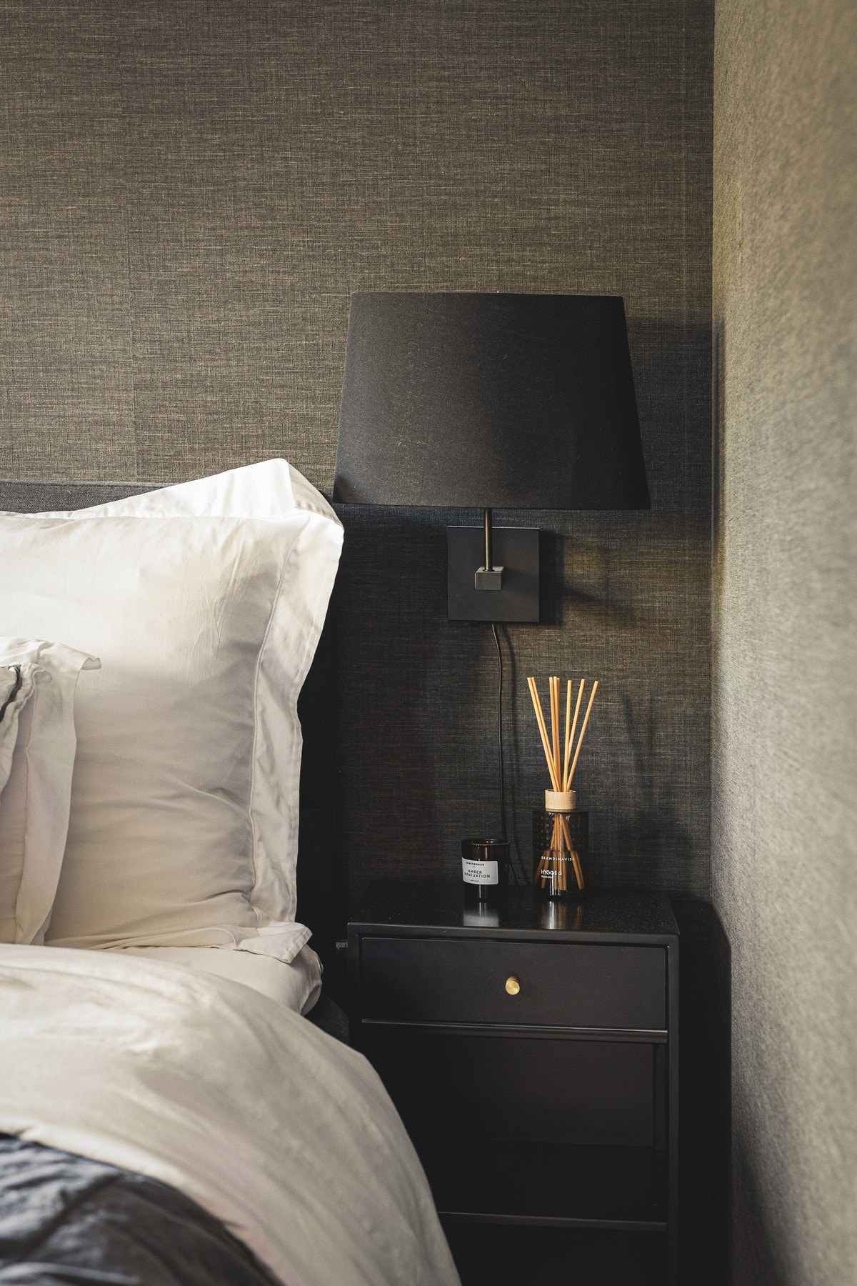 Plass til nattbord på hovedsoverom. Galleribilde