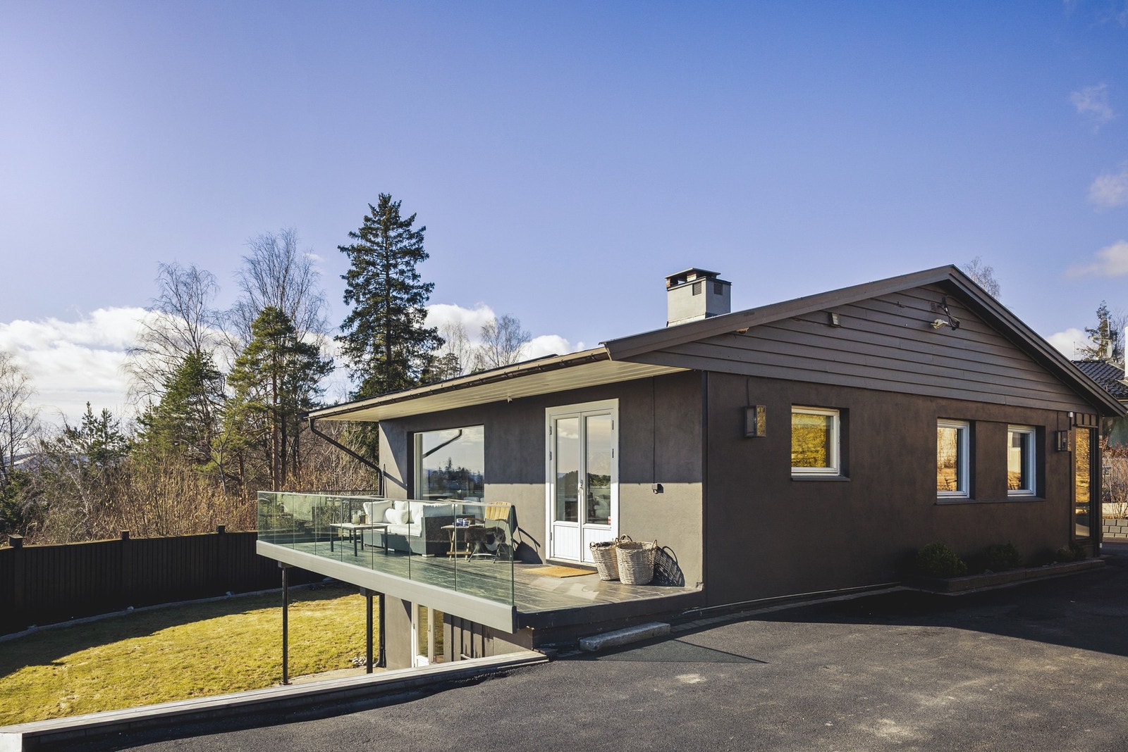 Asfaltert innkjørsel med plass til 7 biler og 1 ladepunkt montert. Galleribilde