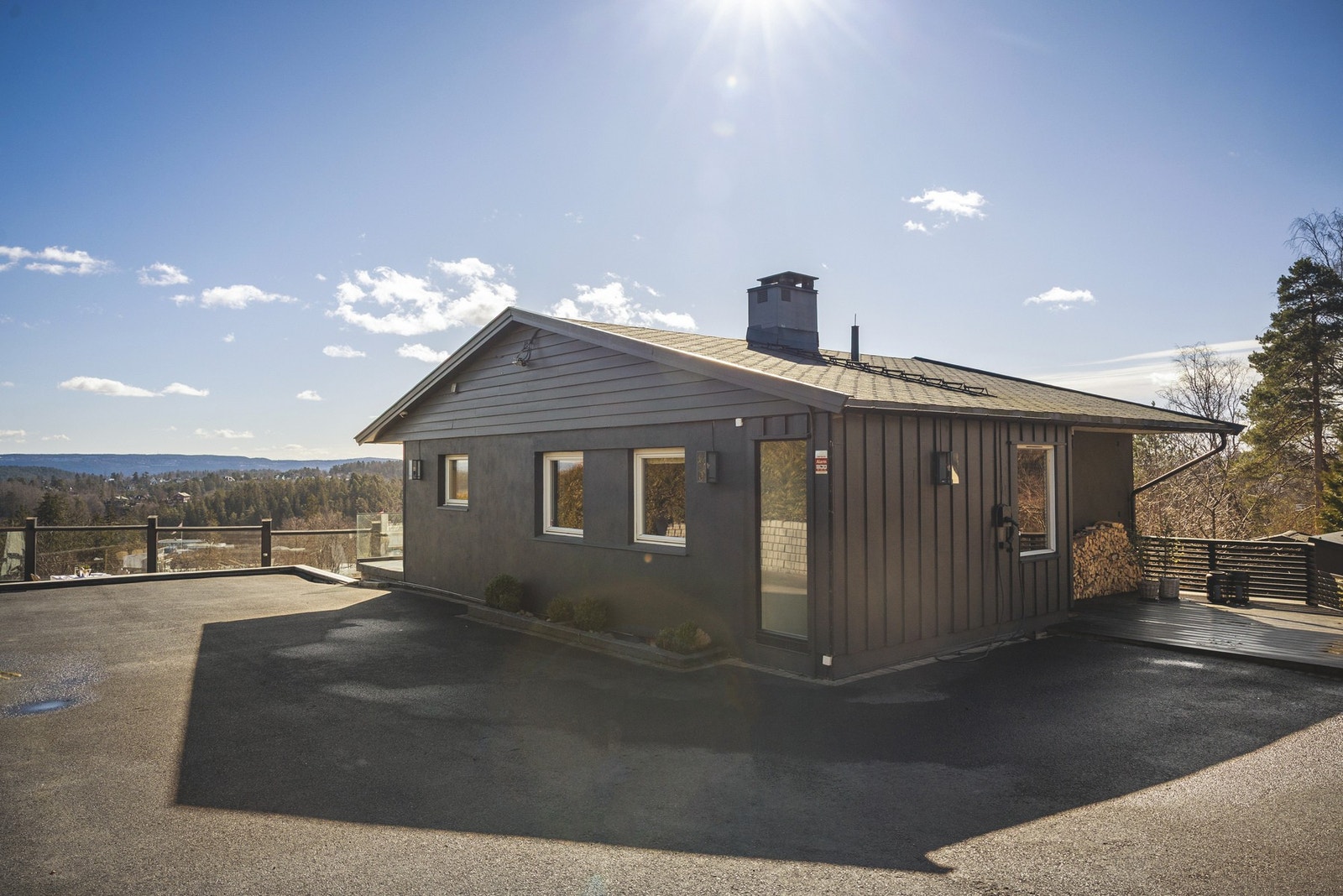 Asfaltert innkjørsel med 7 biloppstillingsplasser og ladepunkt montert. Galleribilde