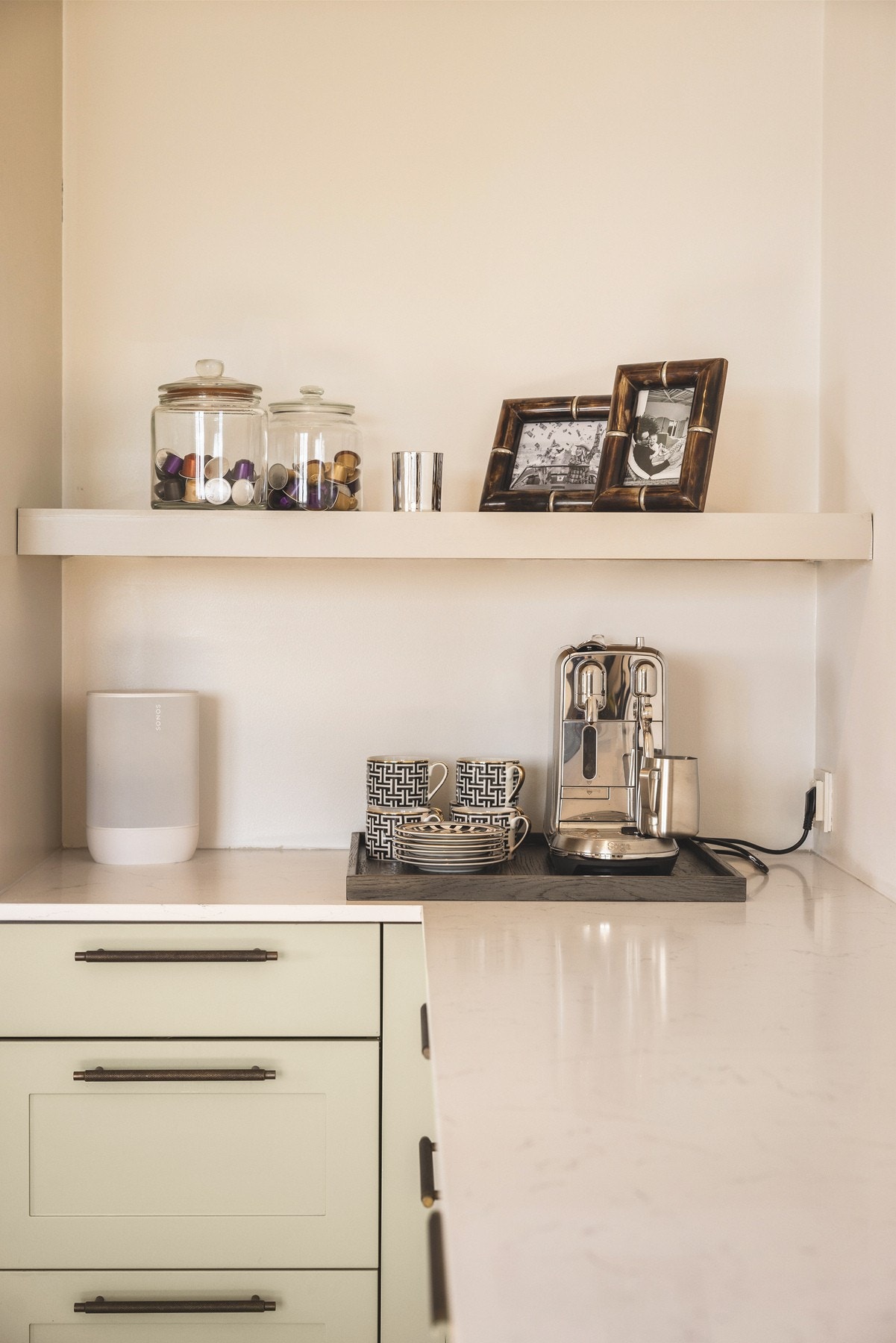 Solid benkeplate i komposittsten fra Silestone. Galleribilde