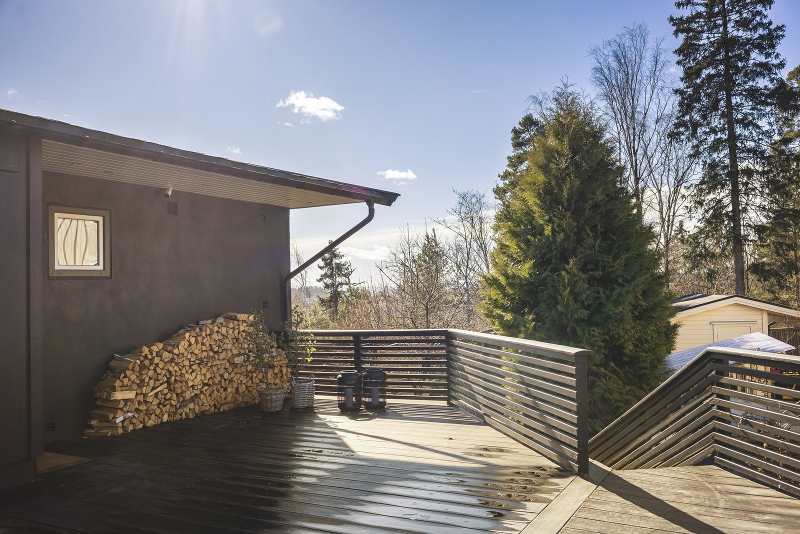 Nordveggen på boligen benyttes i dag til lagring av ved. Galleribilde