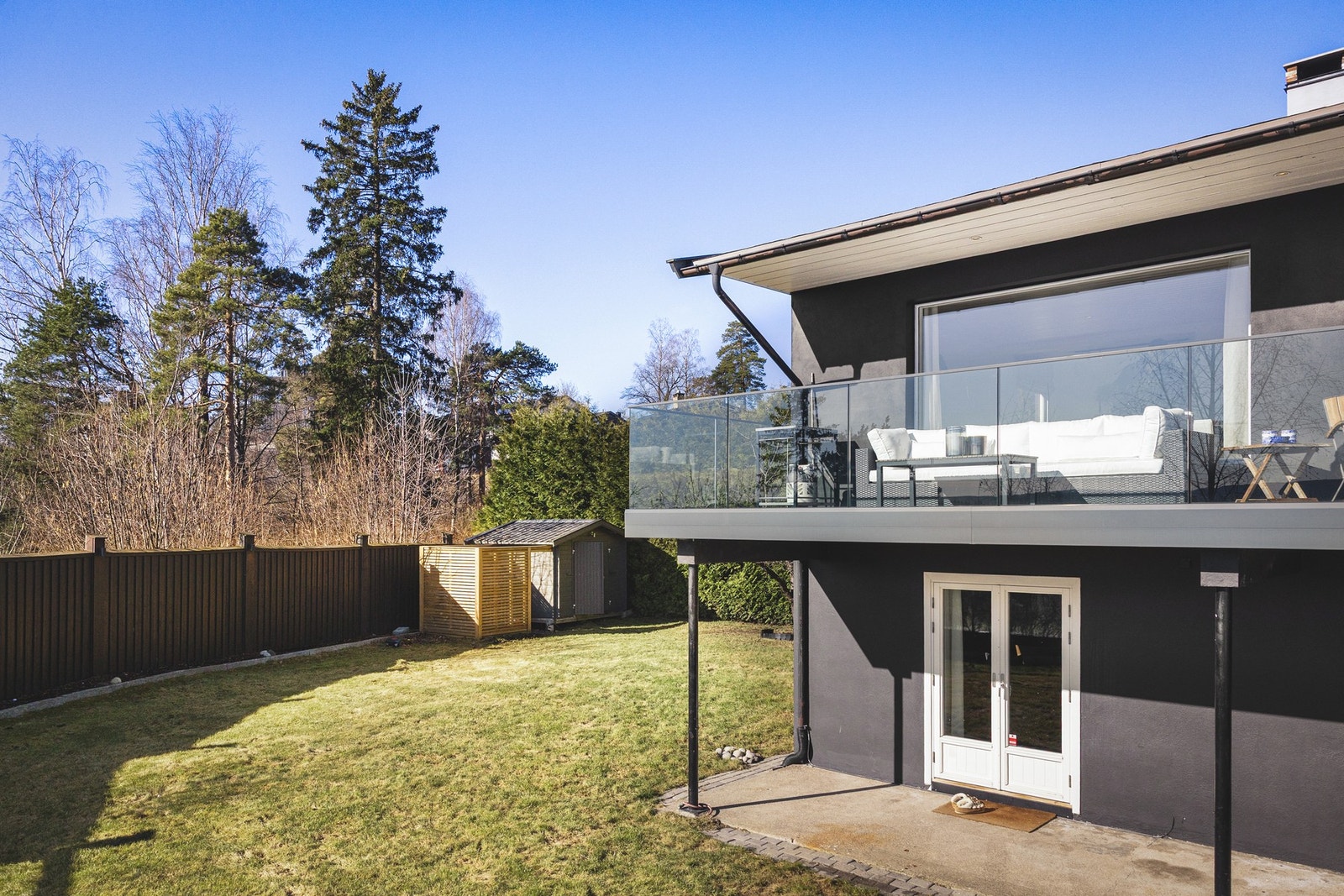 Stor tomt på 1511kvm. Boligen var opprinnelig en horisontaldelt tomannsbolig, men benyttes i dag som enebolig. Galleribilde