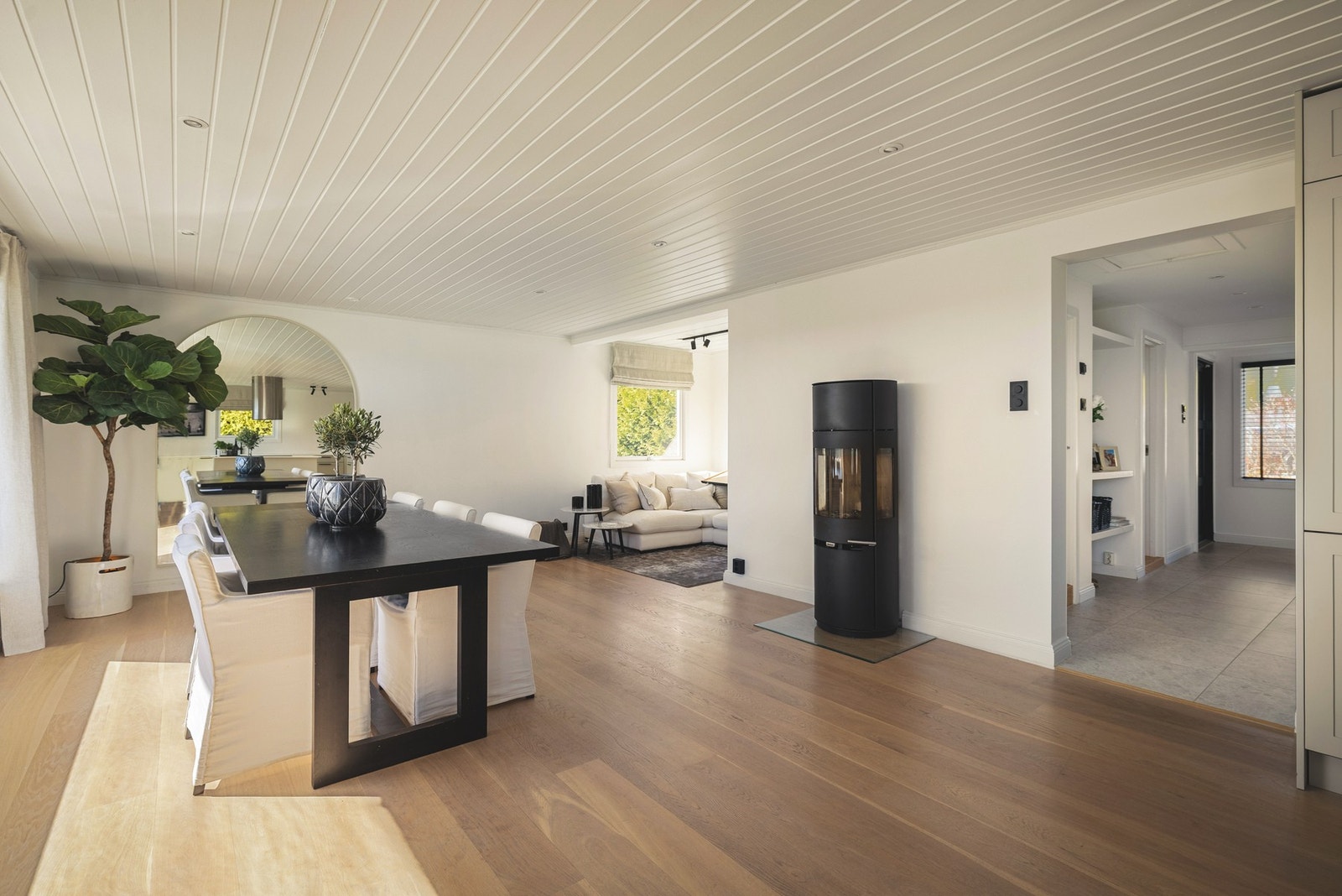 Den moderne peisen fra 2018 setter den riktige atmosfæren i de kjøligere vintermånedene. Galleribilde