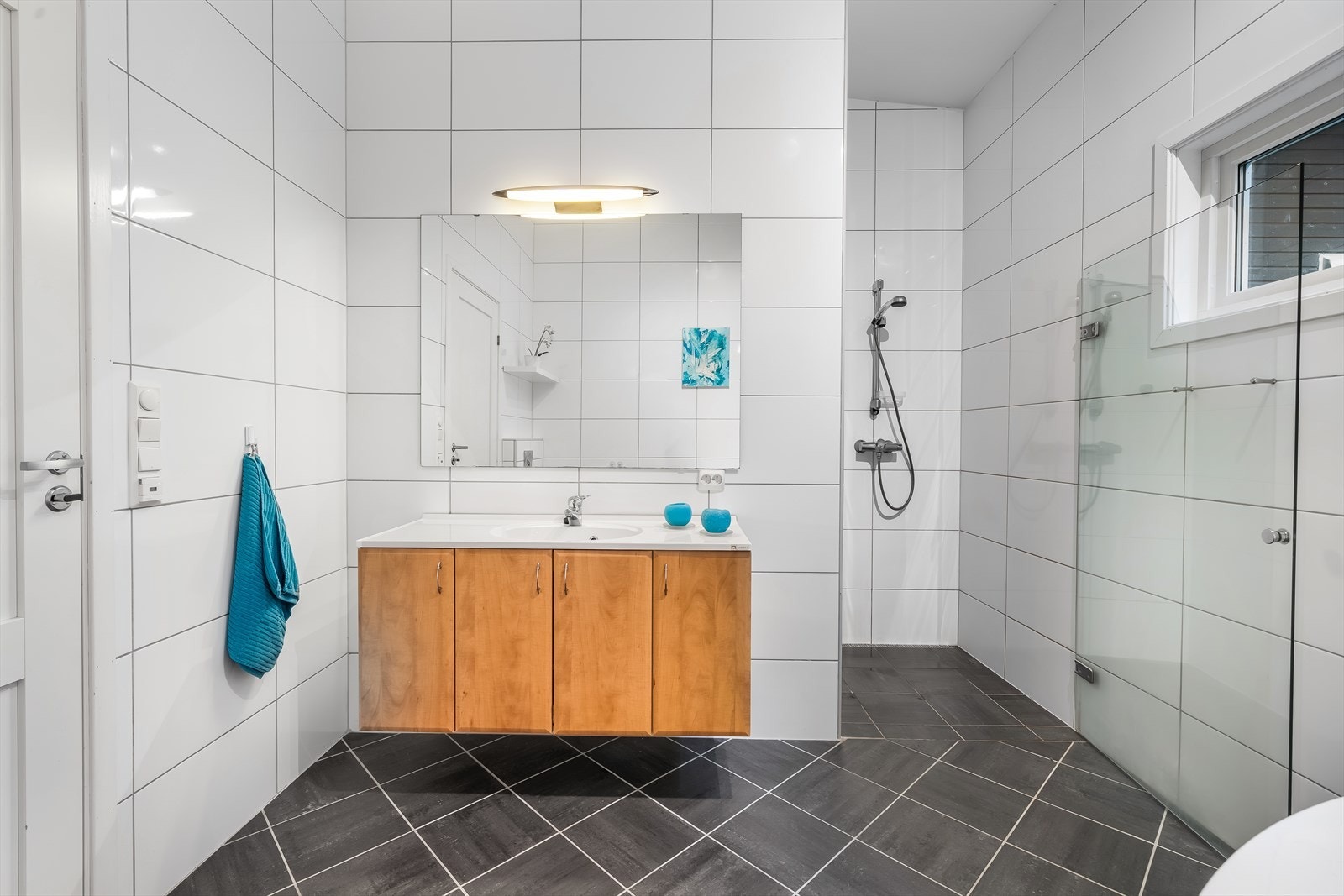 Lyst og moderne bad med stilrent design og god plassutnyttelse Galleribilde