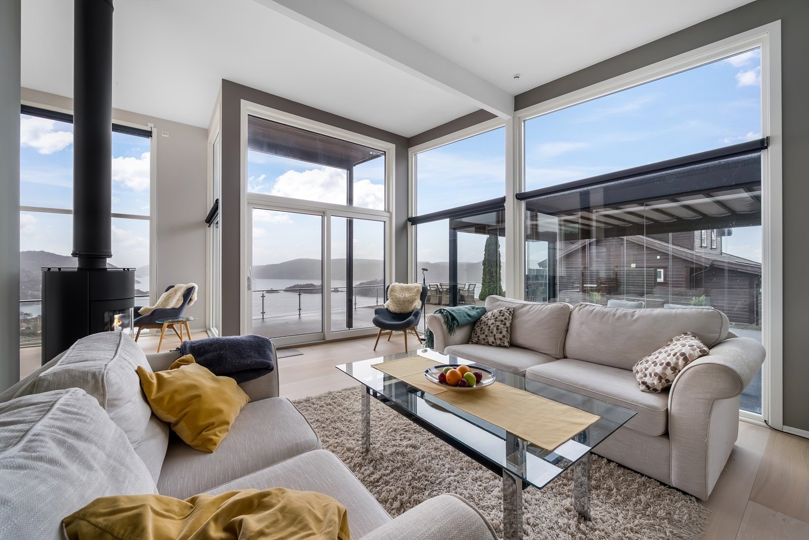 Lys og moderne stue med panoramautsikt over vakker fjord. Store vindusflater gir fantastisk lysinnslipp og romfølelse. Perfekt for avslapning Galleribilde
