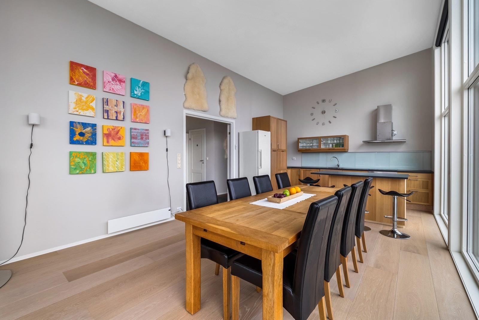 Moderne kjøkken med god spiseplass til sosiale sammenkomster med familie og venner Galleribilde