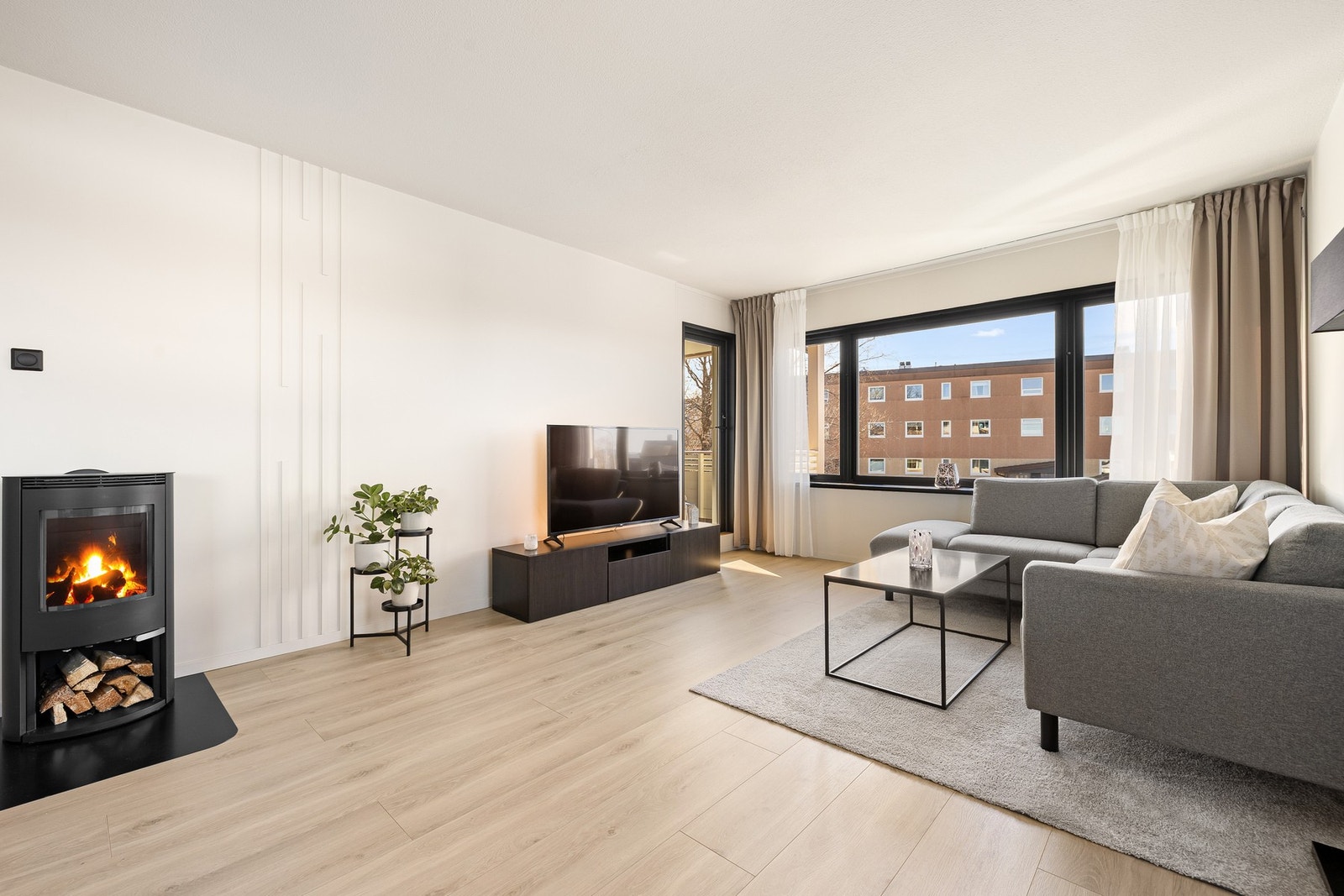 Lys og romslig stue med ypperlige møbleringsmuligheter. Galleribilde