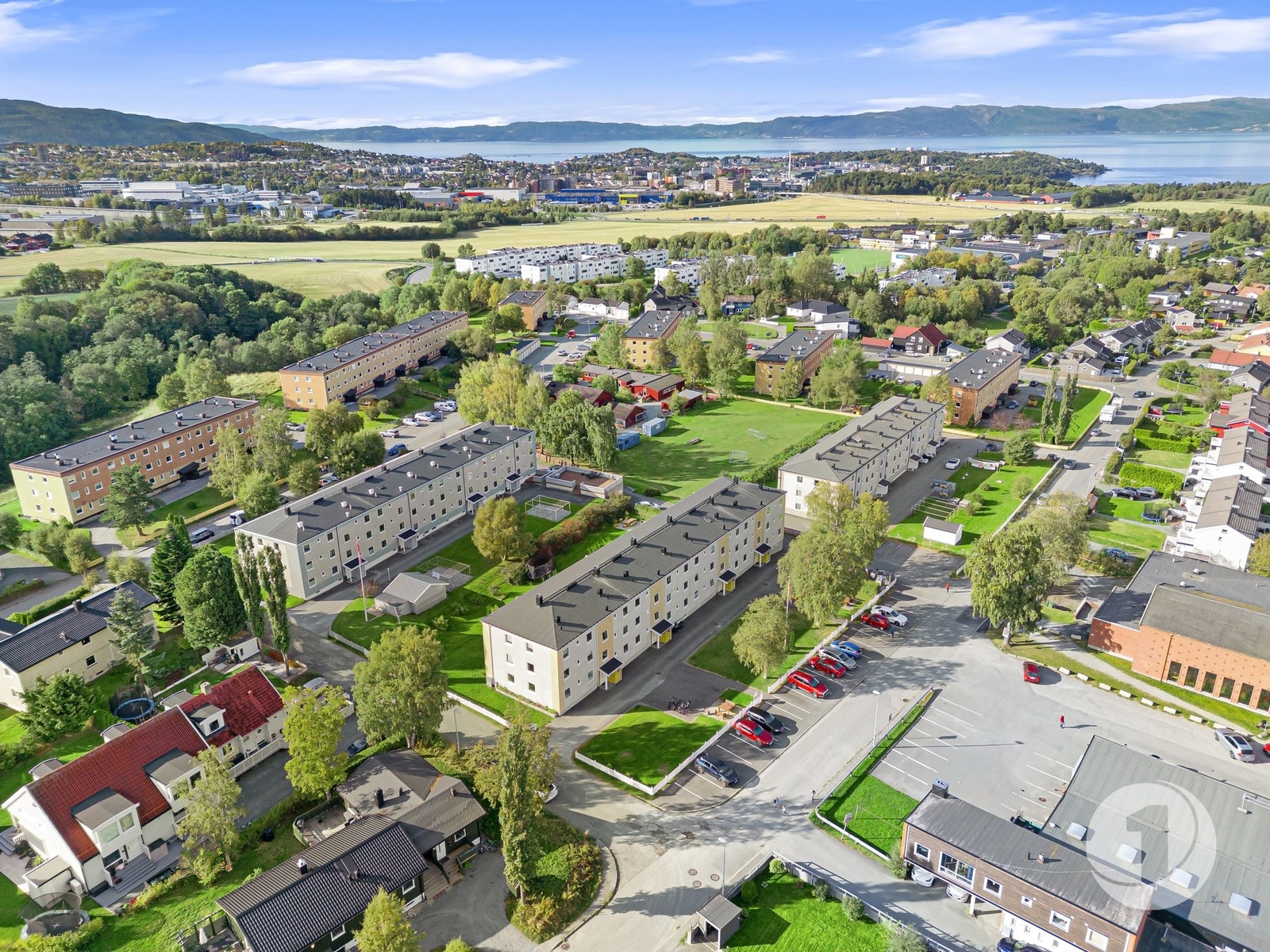 Charlottenlund er et rolig og ettertraktet område med nærhet til både by, mark og sjø. Gode bussforbindelser. Galleribilde