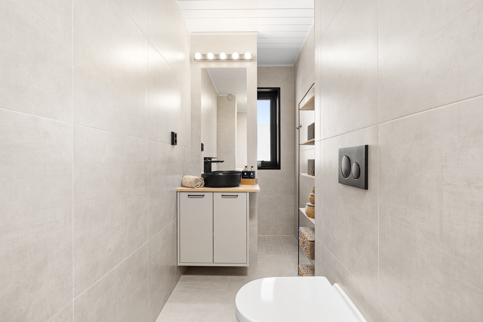 Delikat bad på ca. 5,2 kvm med vegghengt WC, moderne innredning og varmekabler i gulv. Galleribilde