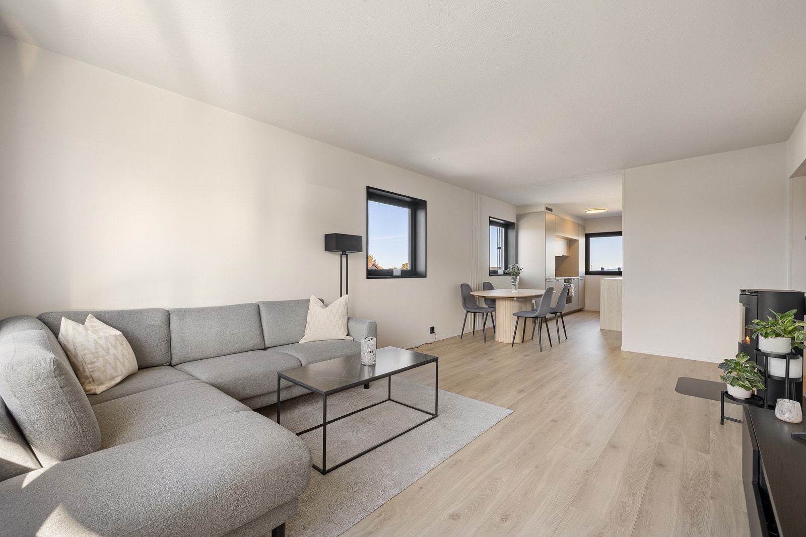 EiendomsMegler 1 v/Frank Robert Bae har gleden av å presentere en pen 3-roms leilighet beliggende på populære Charlottenlund. Galleribilde