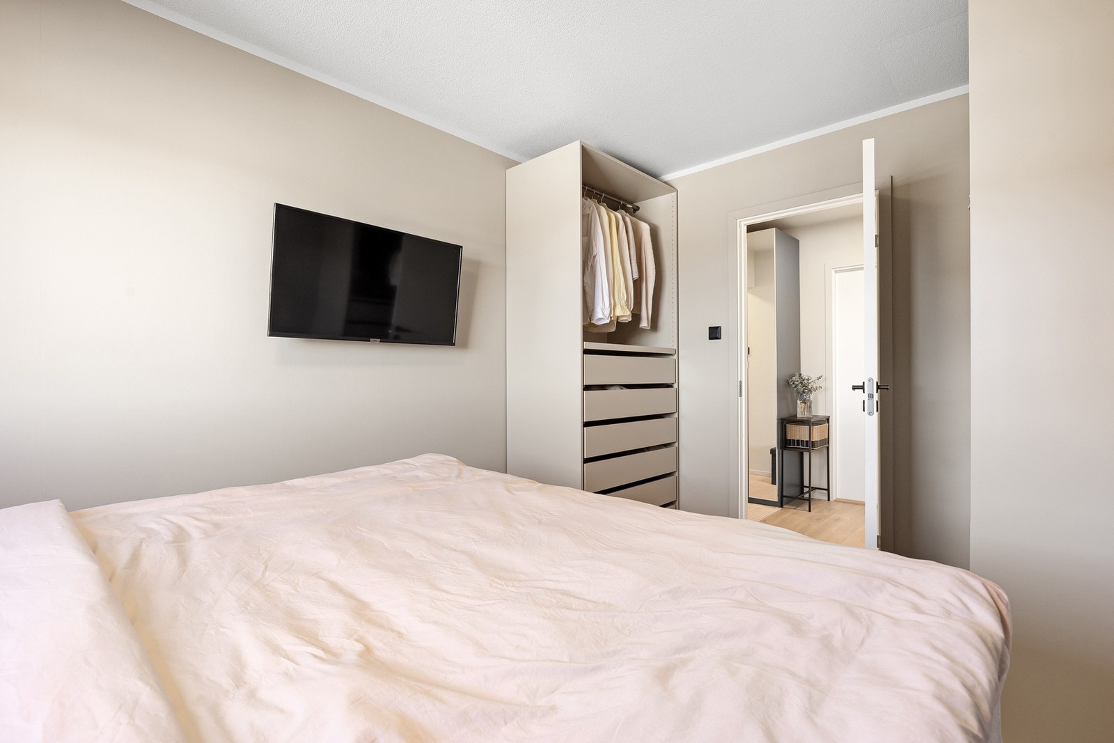 God plass til stor dobbeltseng med tilhørende garderobeløsinger. Galleribilde