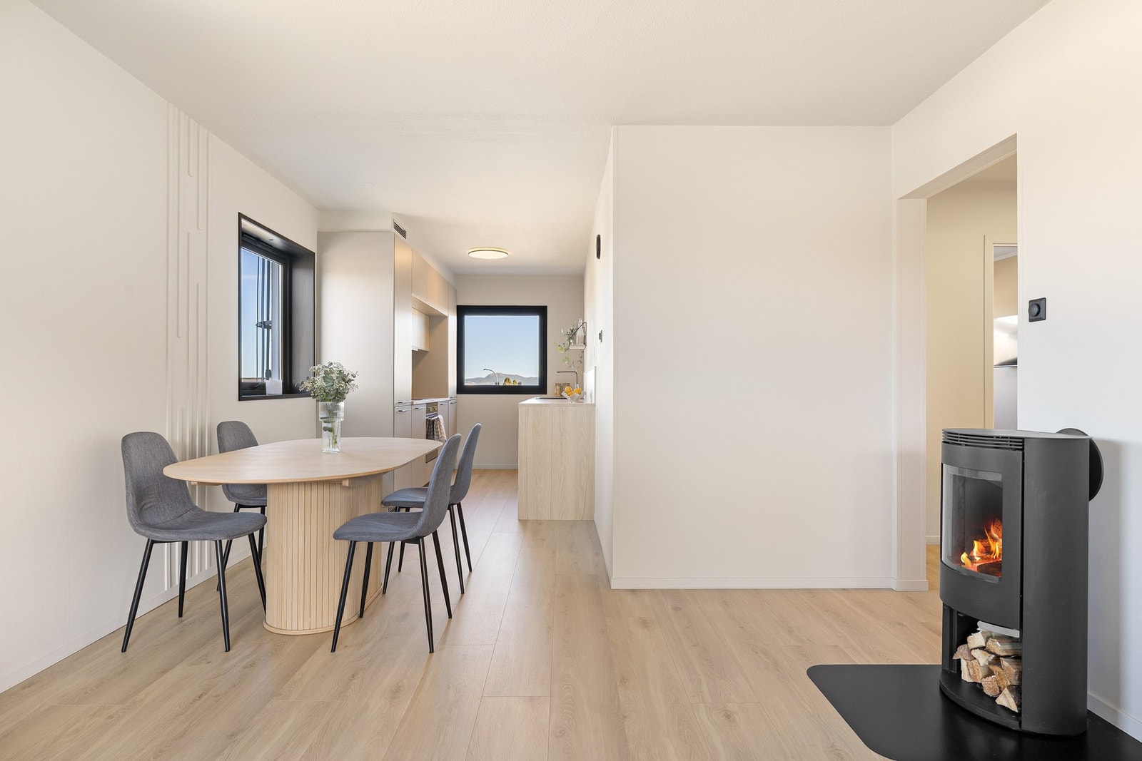 Med endebeliggenhet får du to ekstra vinduer på endeveggen, og disse bidrar til et ekstra godt lysinnslipp. Galleribilde