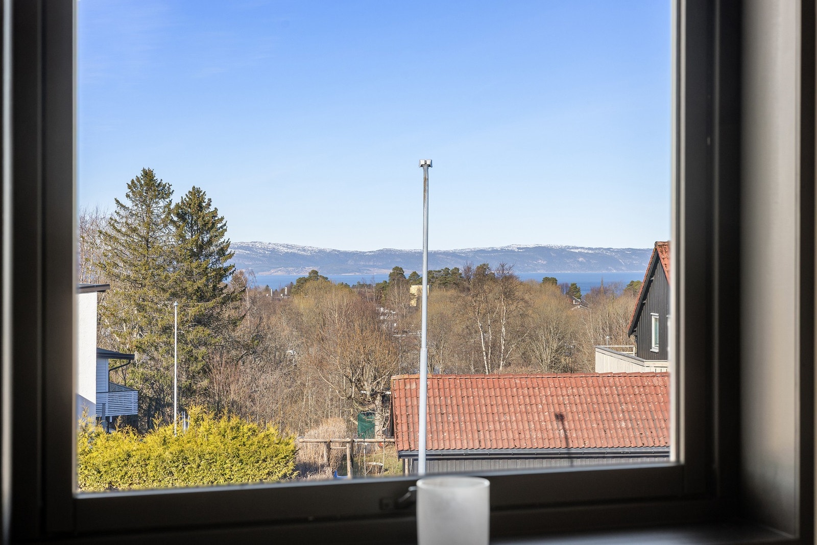 Fra endevinduene nyter du en herlig utsikt mot fjorden og Fosenalpene. Galleribilde