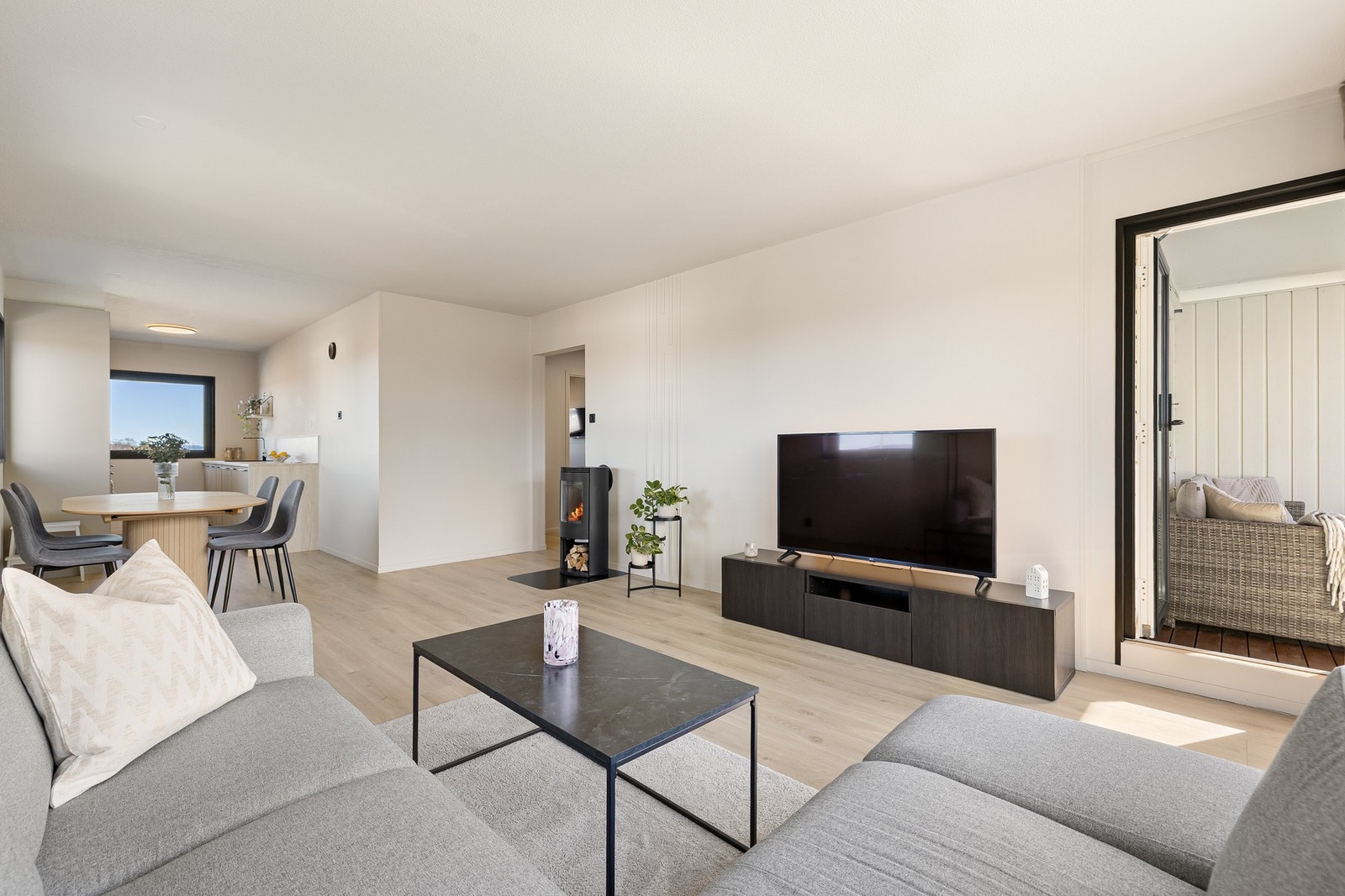 Fra stuen er det utgang til den vestvendte balkongen. Galleribilde