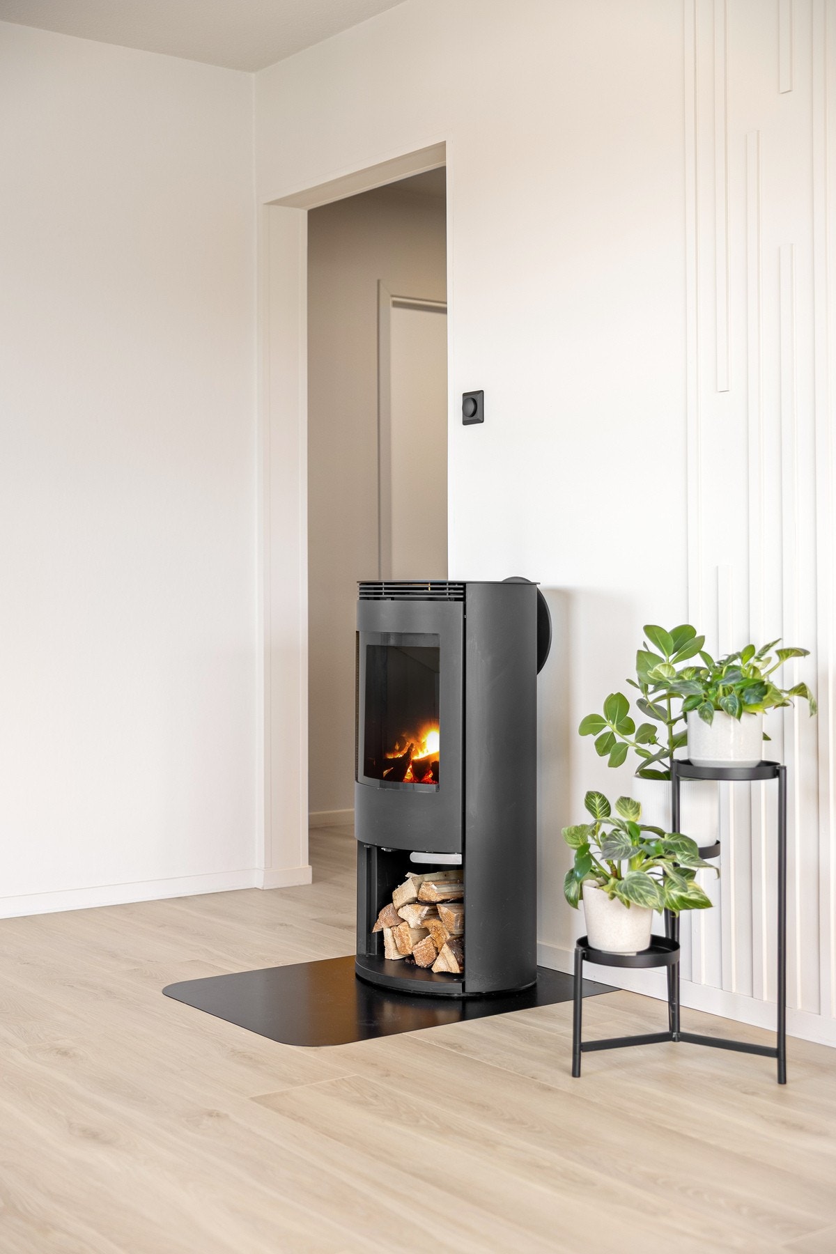 Effektiv og moderne vedovn. Pipeløpet ble rehabilitert i 2023. Galleribilde