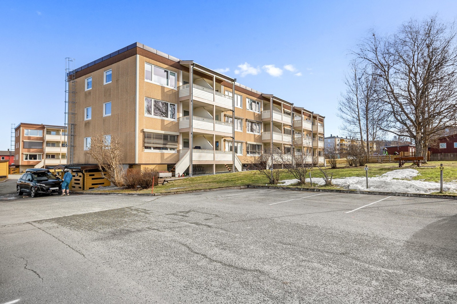 Alle leiligheter som har behov har rett på fast parkeringsplass, og om man har elbil sørger borettslaget for at man får plass med lademulighet. Galleribilde