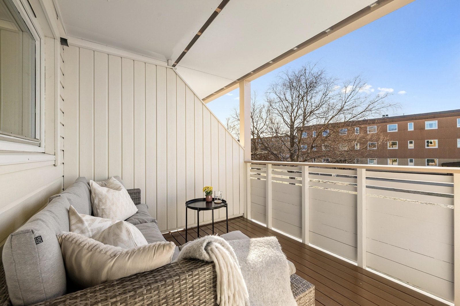 Nedenfor balkongen har du herlig grøntområde. Det er godt med luft mellom byggene, så her sitter du usjenert til. Galleribilde