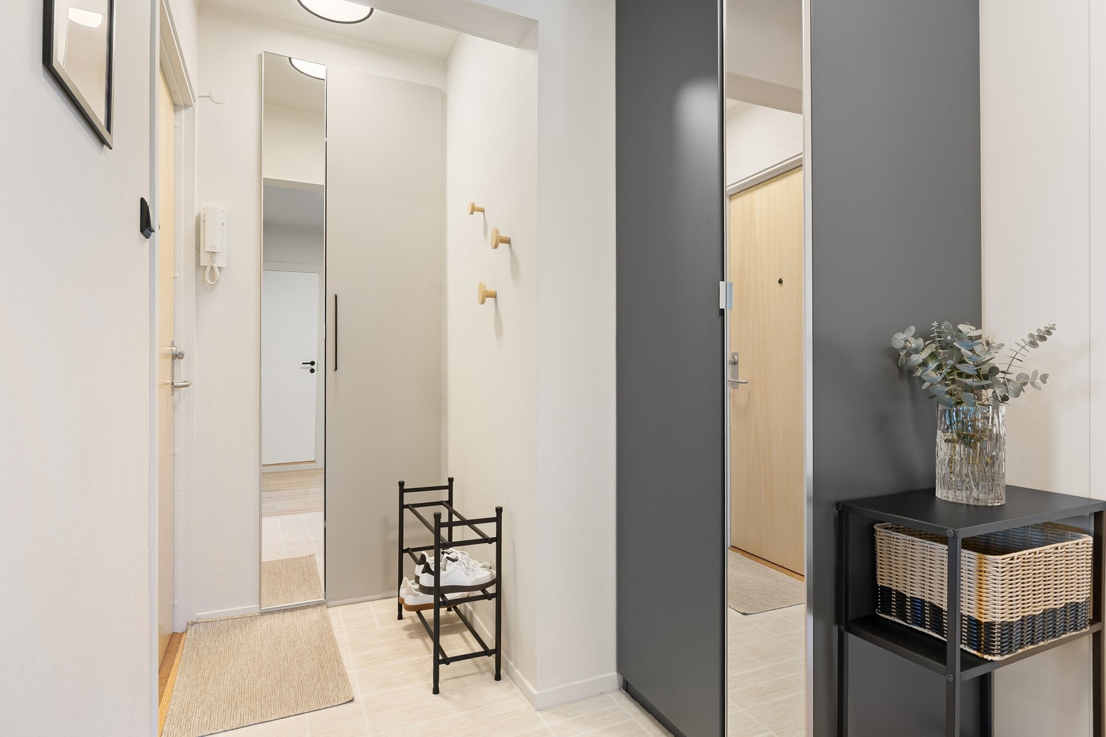 Entré med callinganlegg. Rett utenfor ytterdøren er sikringsskapet med automatsikringer lokalisert. Galleribilde