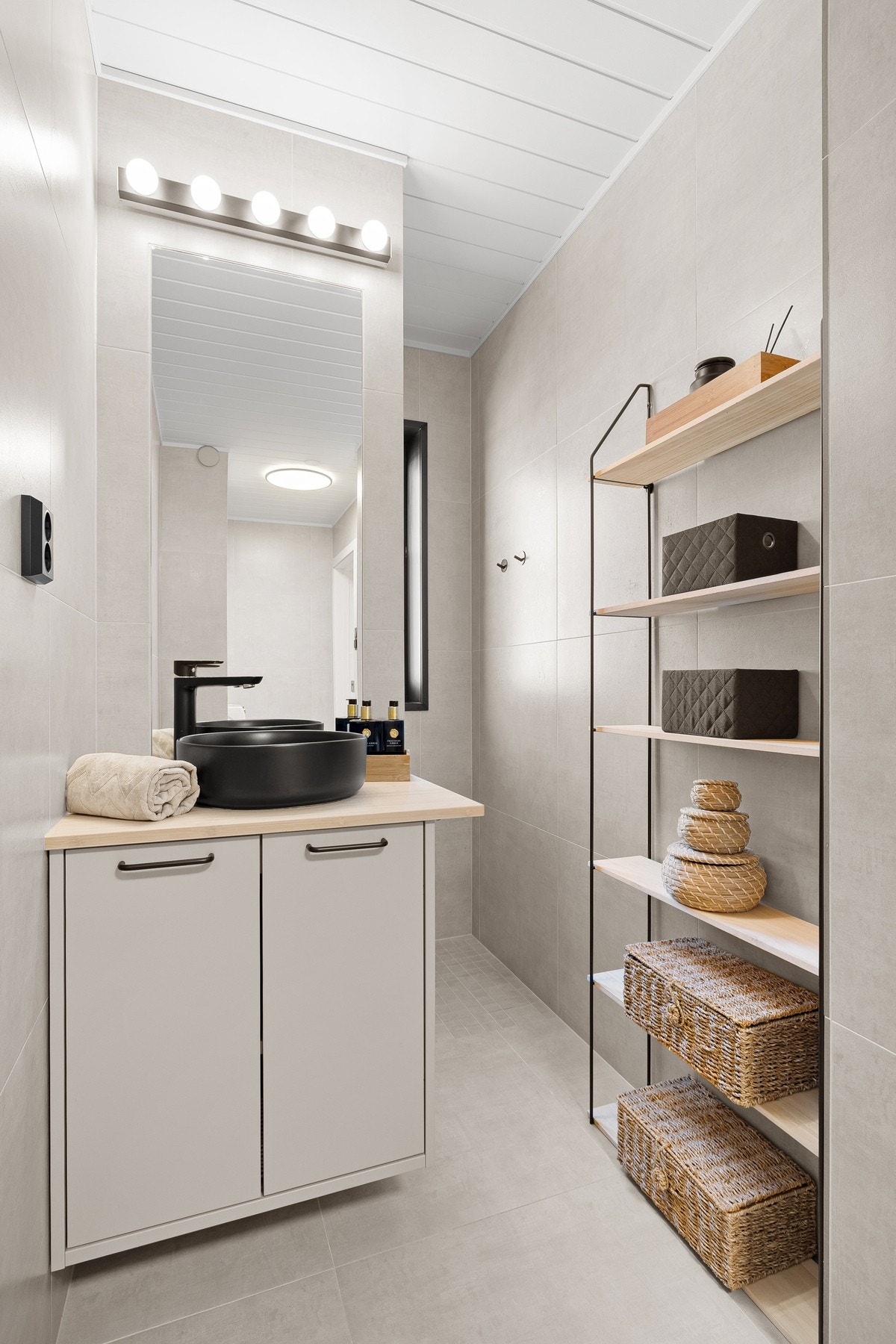 Romslig dusjnisje bak vegg. Badet er godt ivaretatt og har fått tilstandsgrad 0 (TG0) på samtlige punkter. Galleribilde