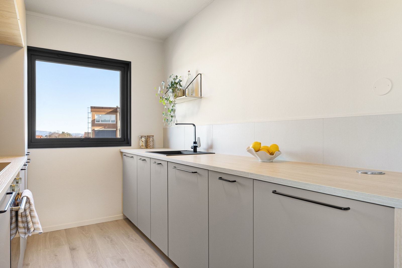 Innbydende kjøkken med mye skap- og benkeplass. Om ønskelig kan det settes inn ekstra overskap for ytterligere lagringsplass. Galleribilde