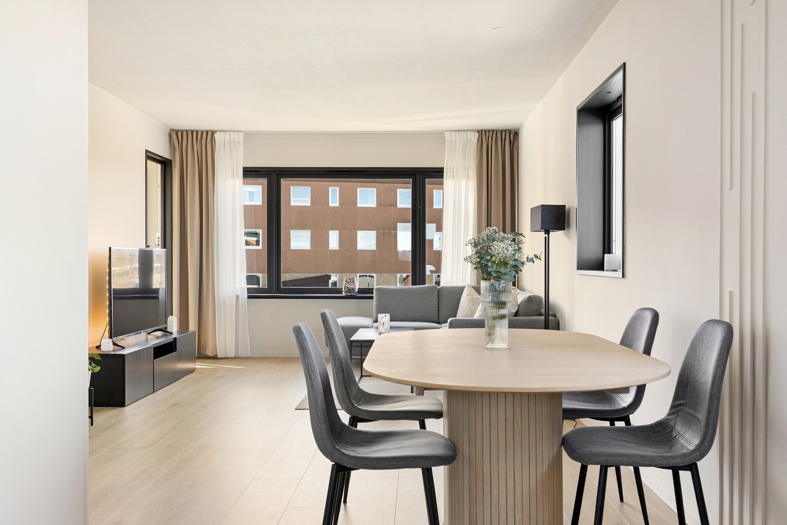 Spisebordet finner sin naturlige plass i overgangen mellom stuen og kjøkkenet. Galleribilde