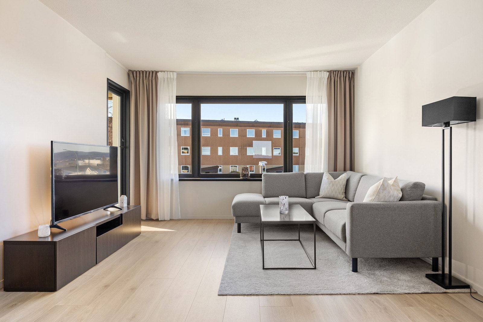 Leiligheten ble totaloppusset i 2024, og holder som følge av dette en innbydende og moderne standard. Galleribilde