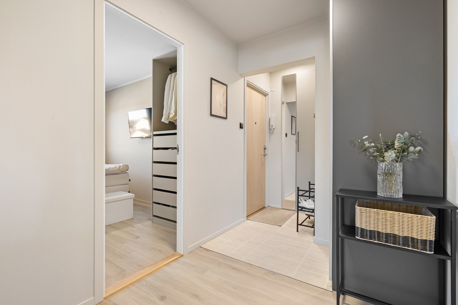 Tiltalende inngangsparti med god plass til yttertøy. Alle overflater malt i tidsriktige fargetoner. Galleribilde