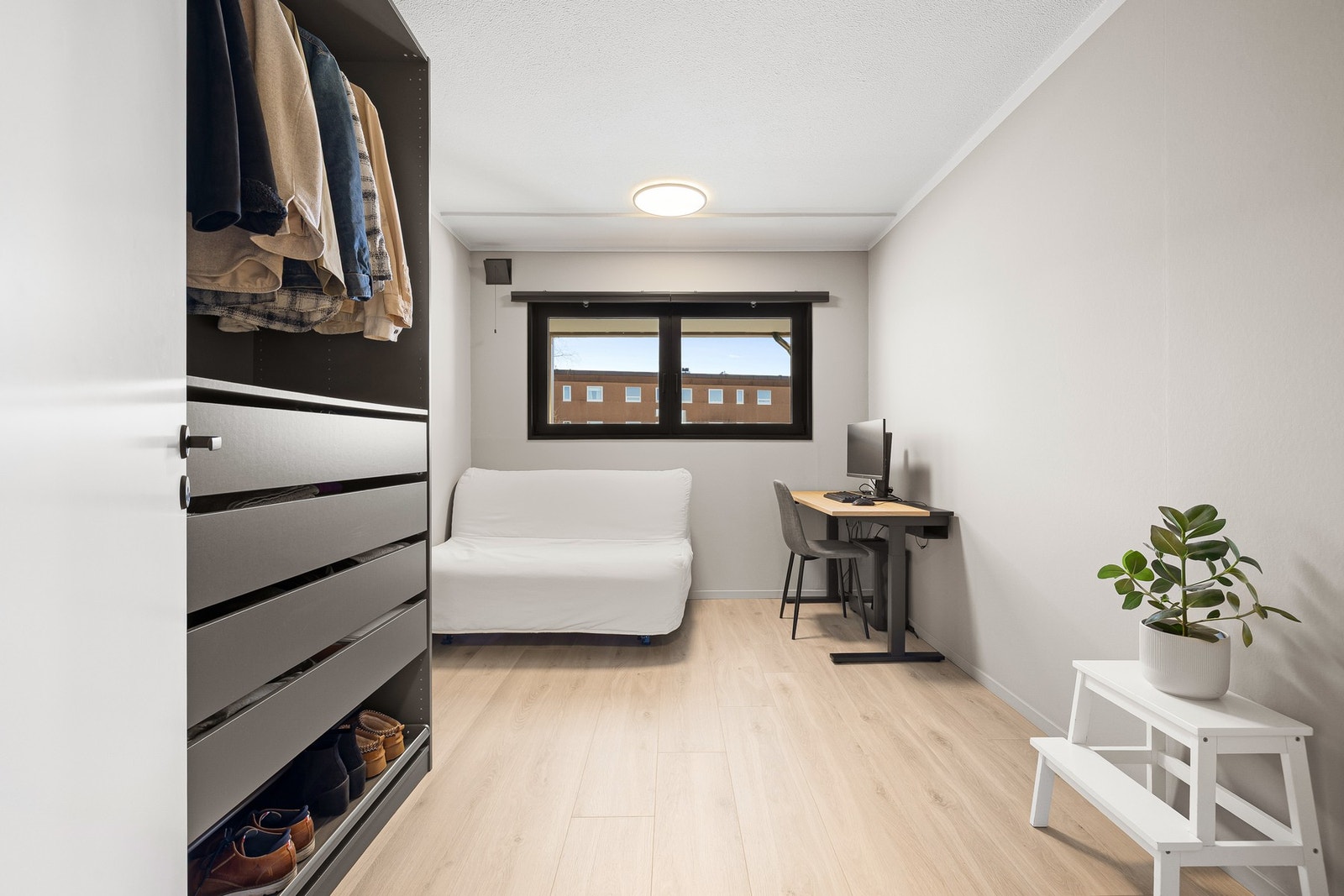 Soverom 2 er på i overkant av 10 kvm. Flott 1-stavs gulv i hele leiligheten. Galleribilde