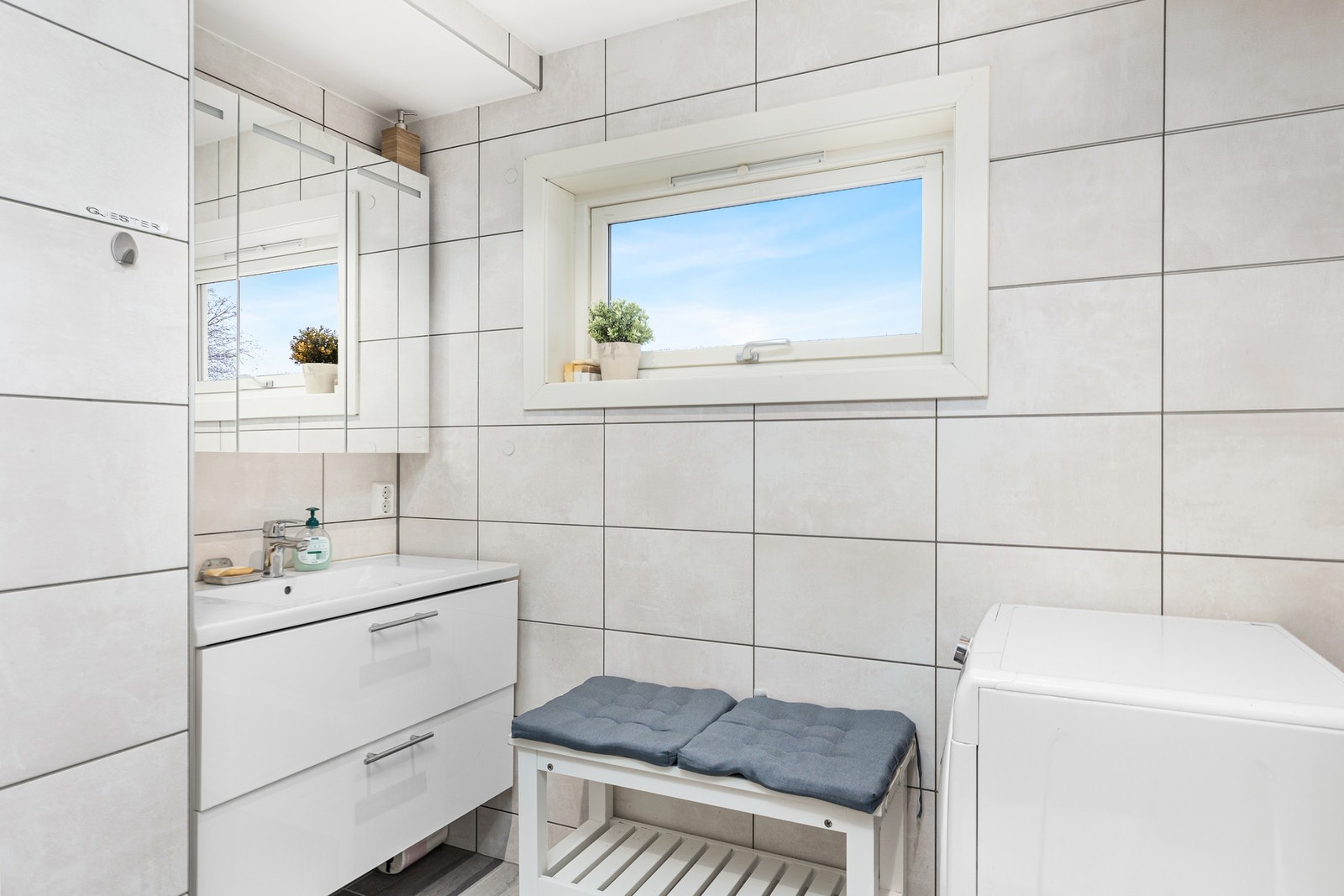 På badet er det opplegg for vaskemaskin. Galleribilde