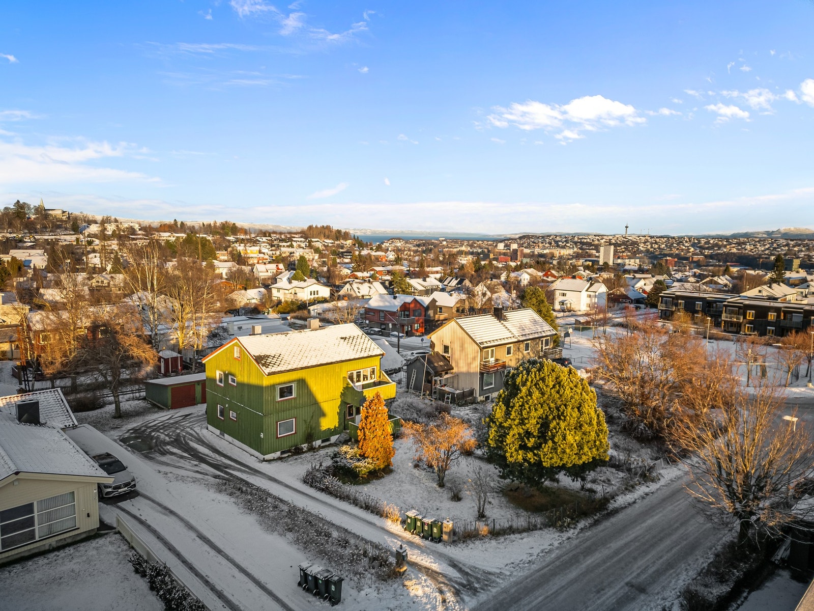 Leiligheten består av 2. etasje og loft i en horisontaldelt tomannsbolig på Rognheim. Galleribilde
