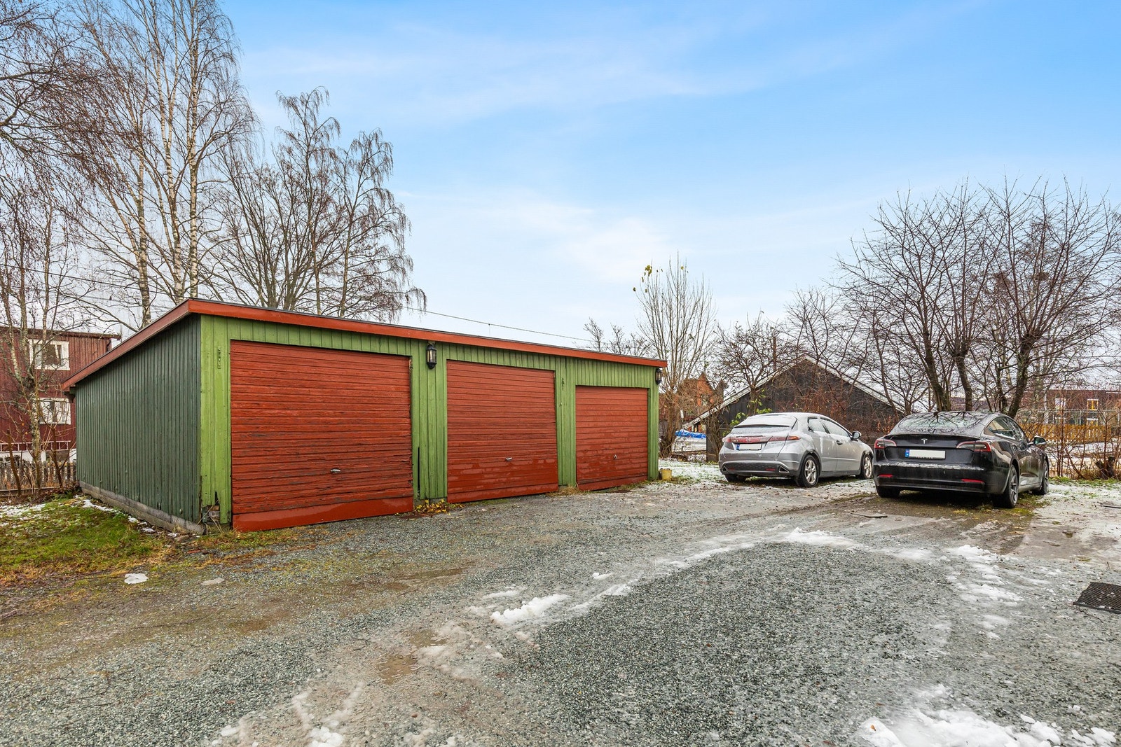 Leiligheten har to parkeringsplasser helt til høyre i garasjerekka, samt på felles gårdsplass. Galleribilde