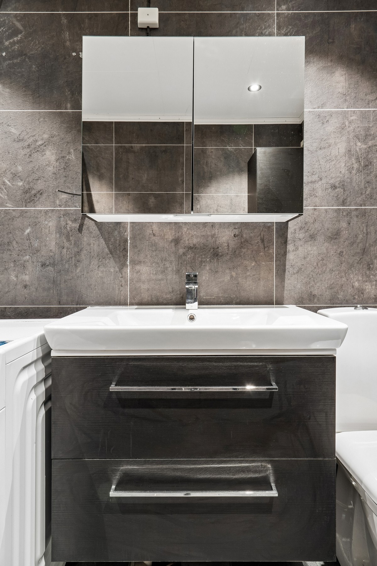 Rommet har elektriske varmekabler i gulv Galleribilde