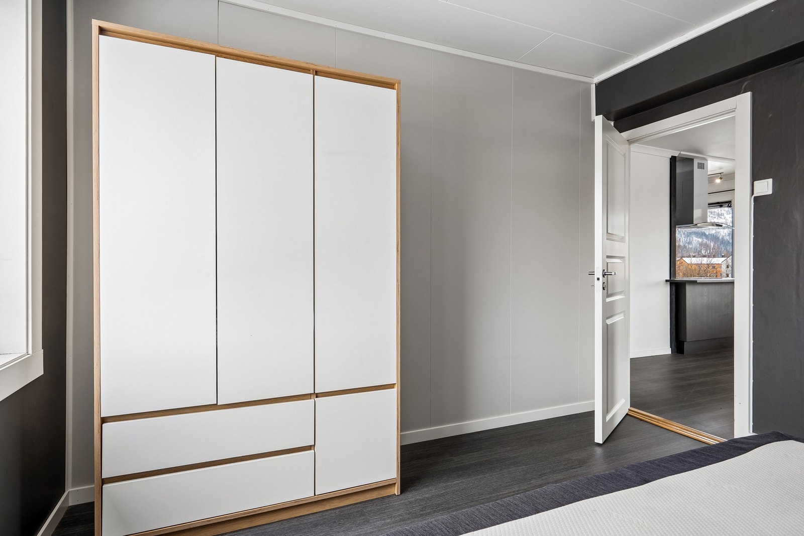 Soverommet har god plass til både garderobeløsning og dobbeltseng Galleribilde