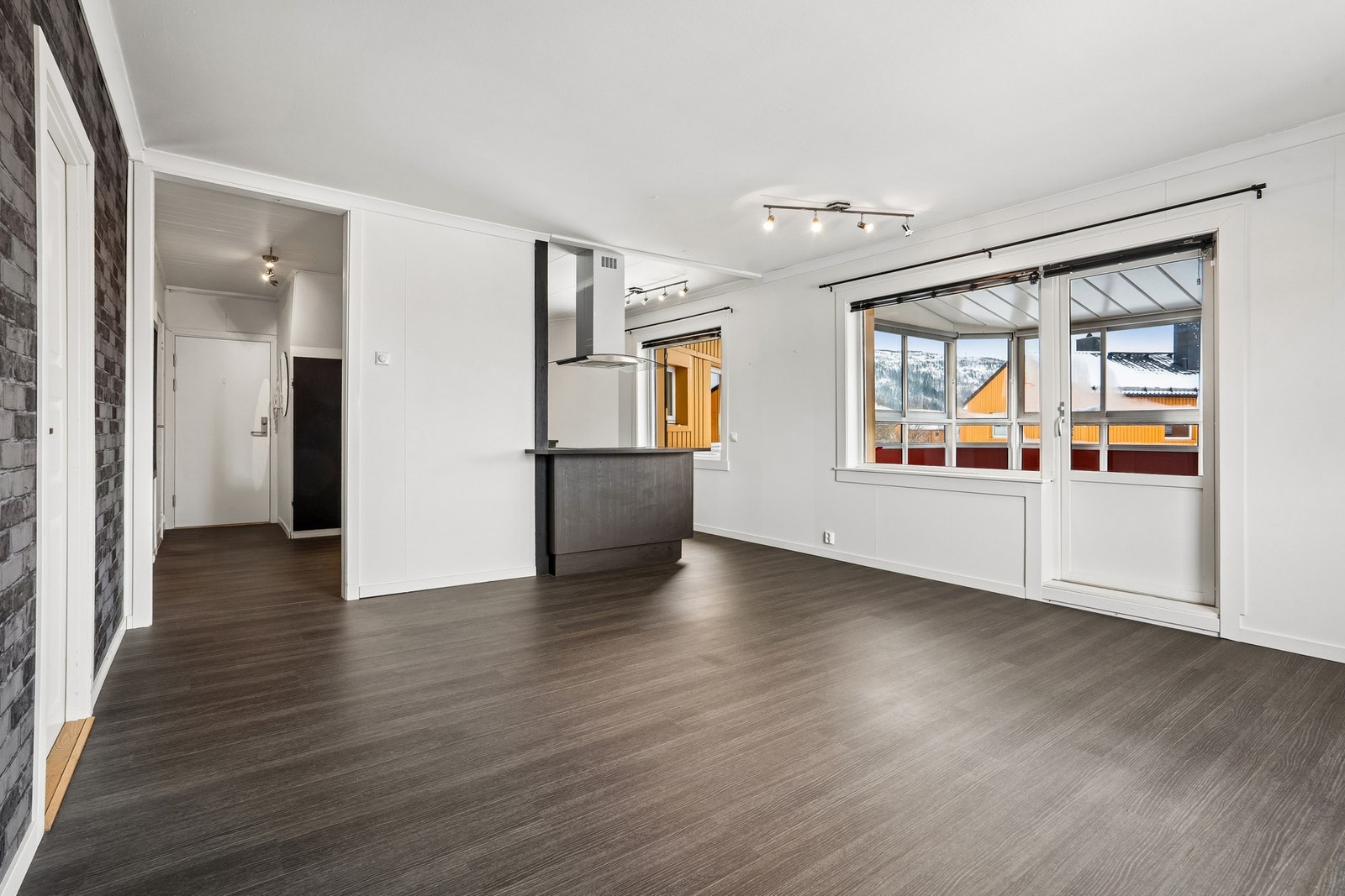 Fra stuen er det utgang til innglasset balkong Galleribilde