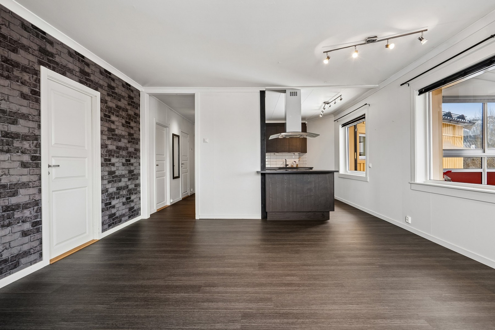 Her kommer du inn til en stor og romslig stue med åpen stue-/kjøkkenløsning Galleribilde