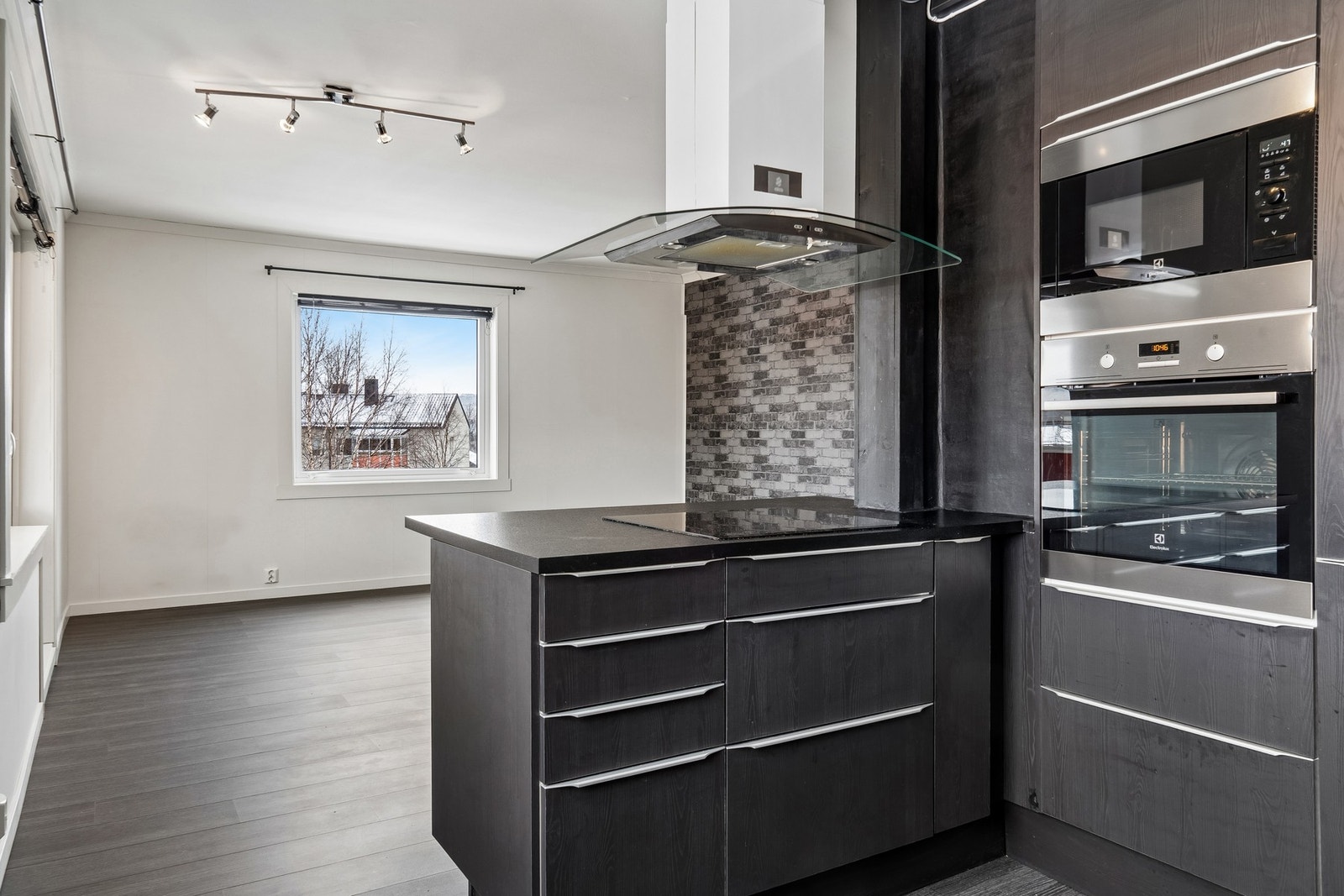 Det er integrert kjøl/fryseskap, oppvaskmaksin, komfyr, micro og platetopp med tilhørende komfyrvakt Galleribilde