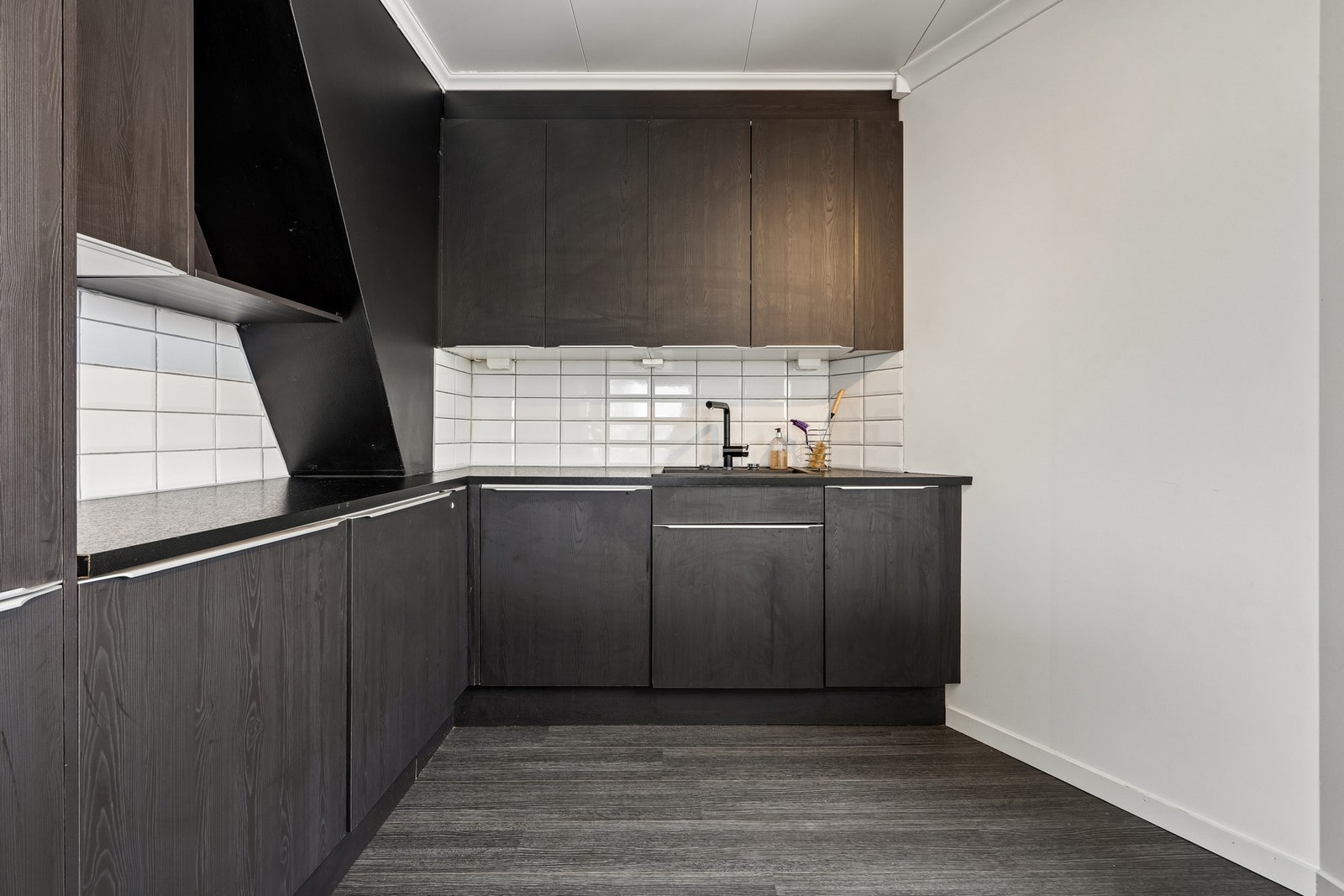 Det er nedfelt kjøkkenvask av kompositt med tilhørende blandebatteri Galleribilde